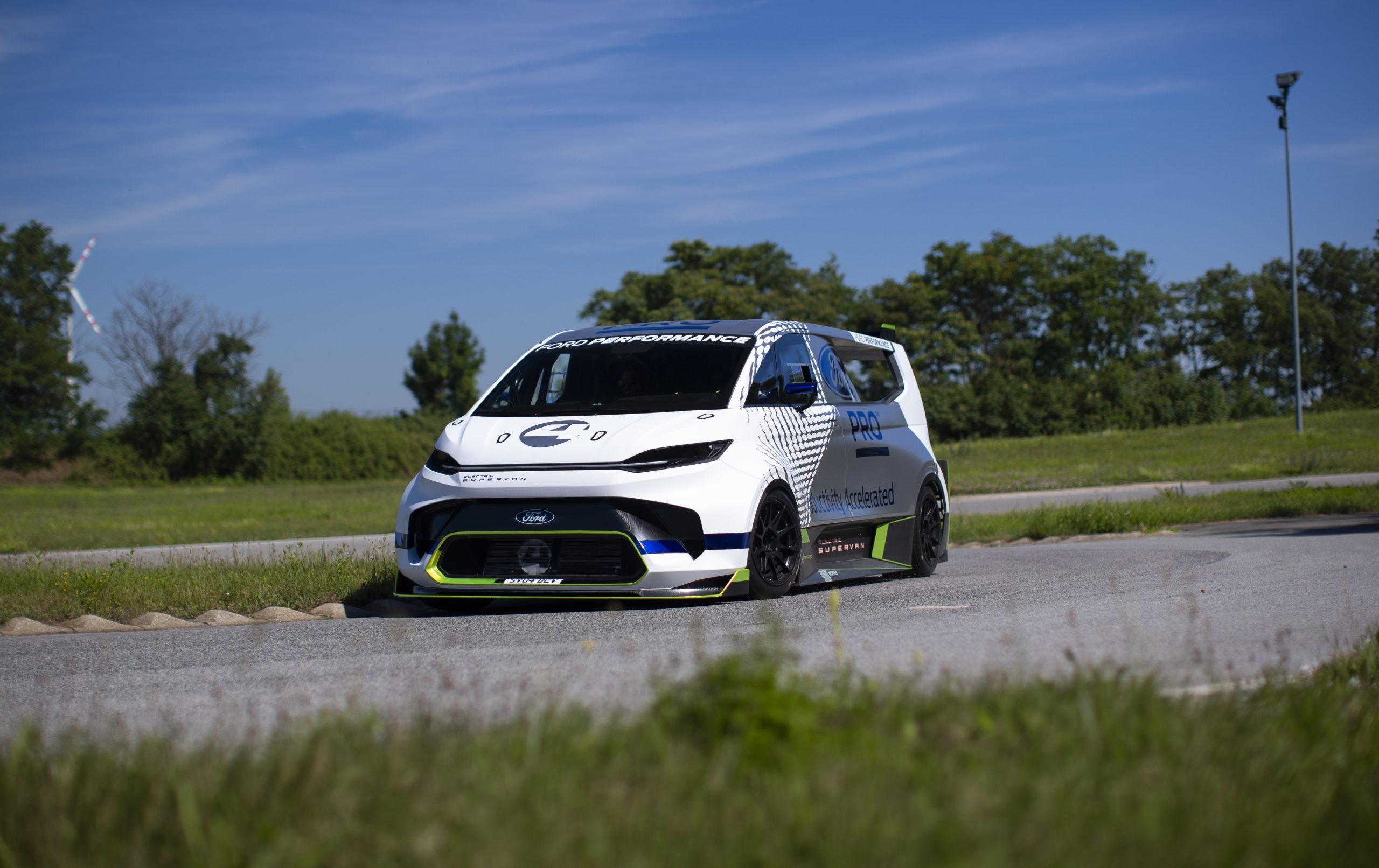 Pakjes bezorgen met 2000 pk? In de Ford Pro Electric Supervan kan het