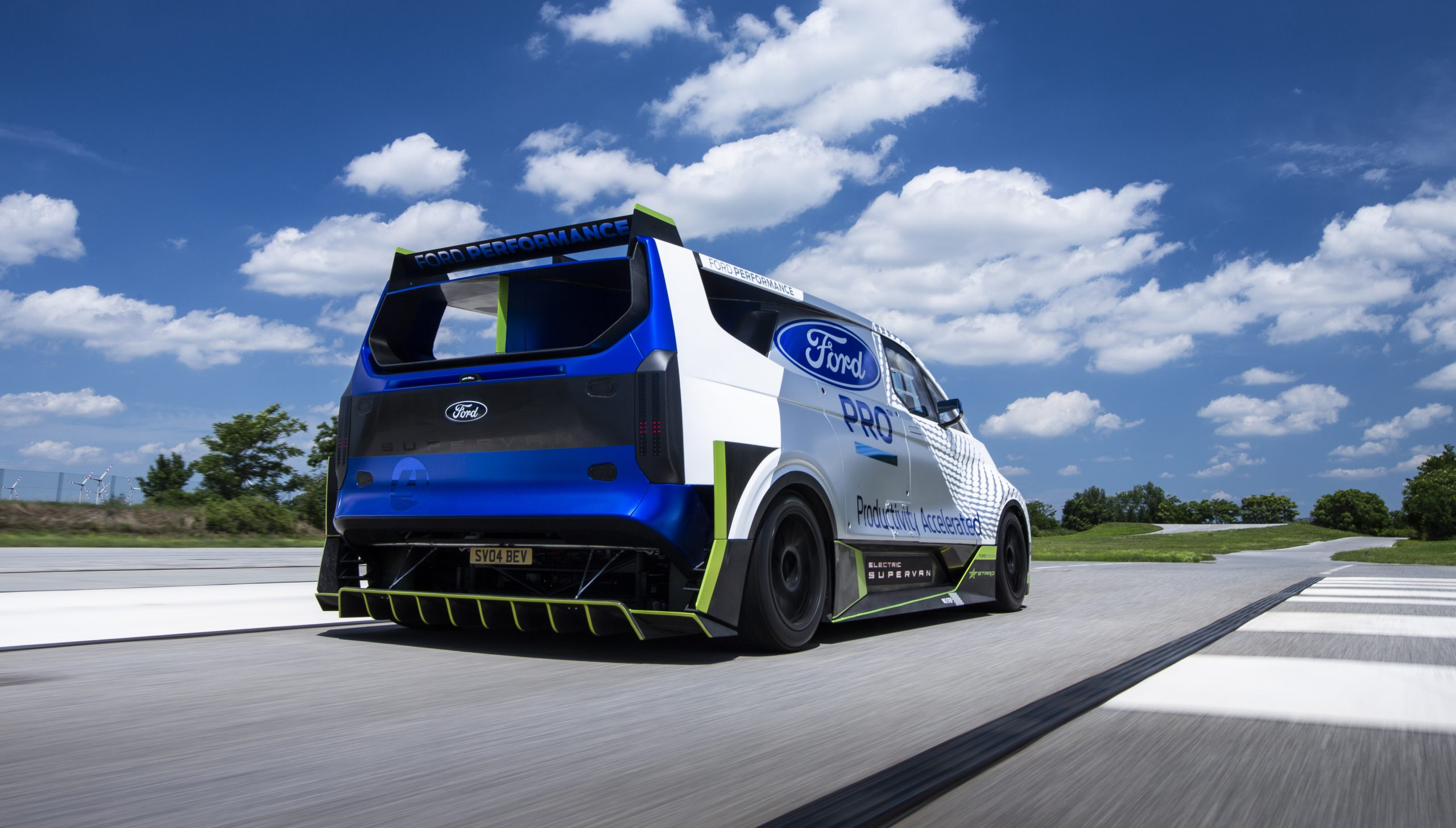 Pakjes bezorgen met 2000 pk? In de Ford Pro Electric Supervan kan het