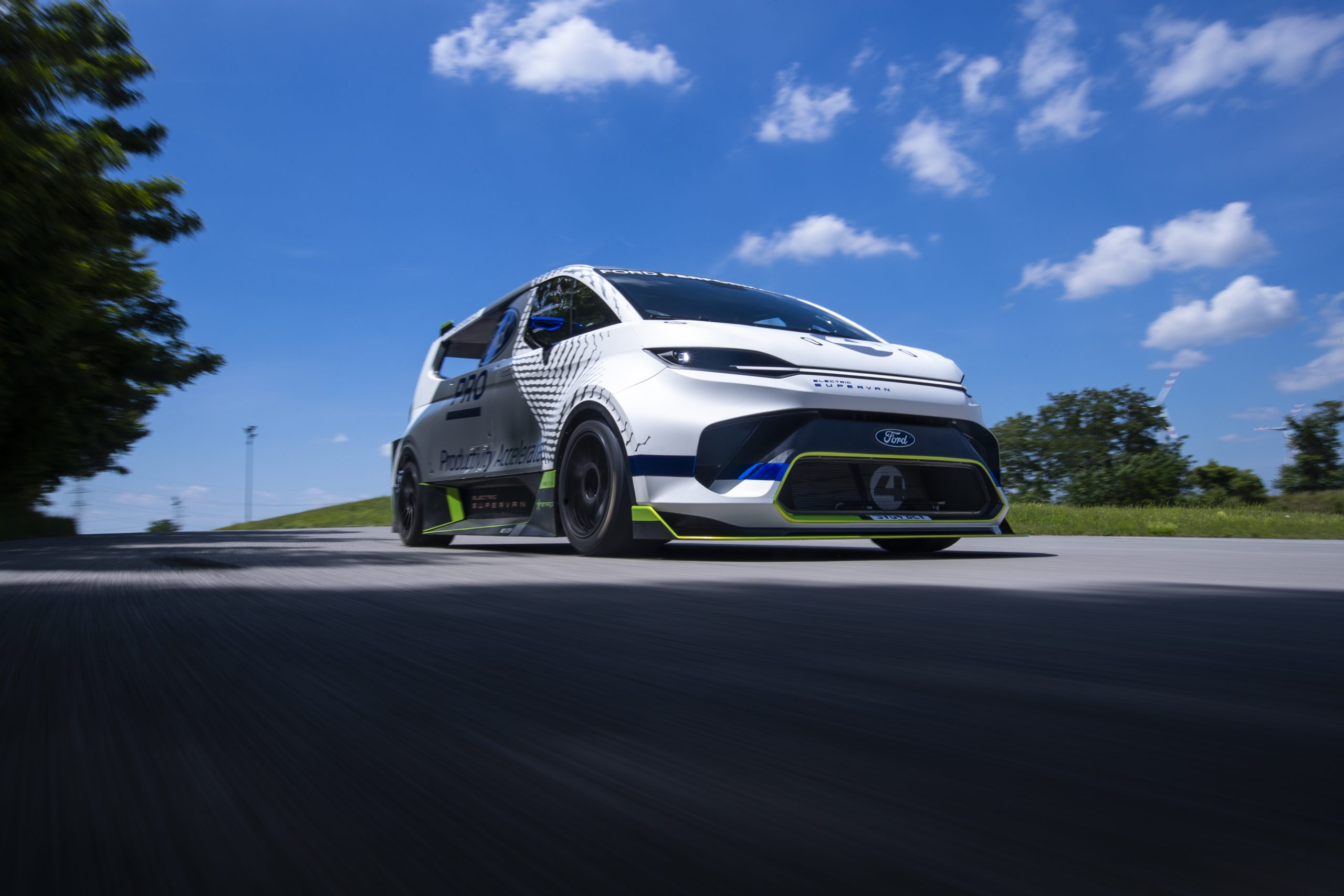 Pakjes bezorgen met 2000 pk? In de Ford Pro Electric Supervan kan het