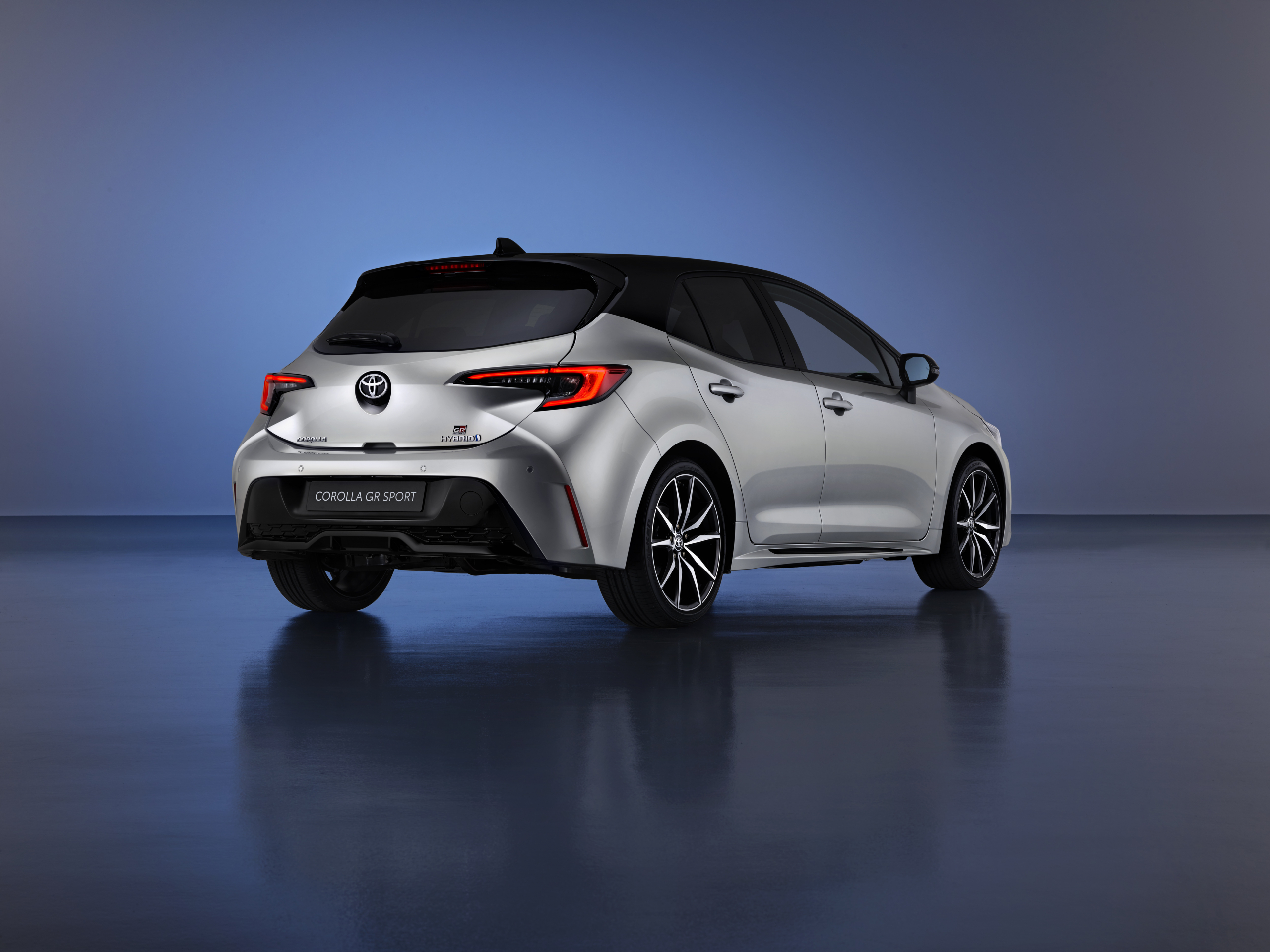 Het kan niet op bij de vernieuwde Toyota Corolla: meer schermen en meer vermogen