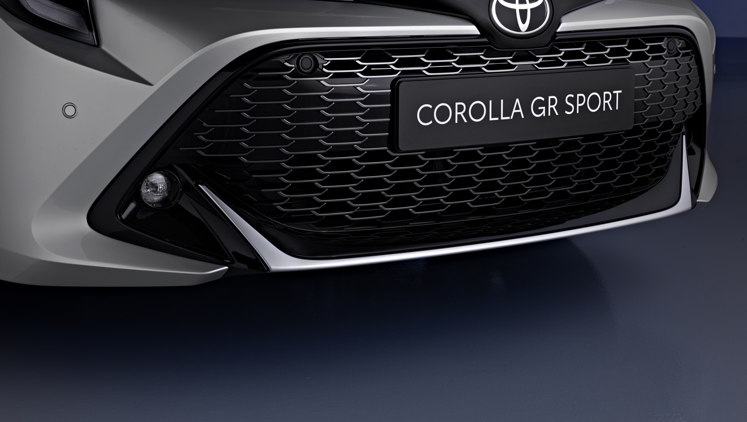 Het kan niet op bij de vernieuwde Toyota Corolla: meer schermen en meer vermogen