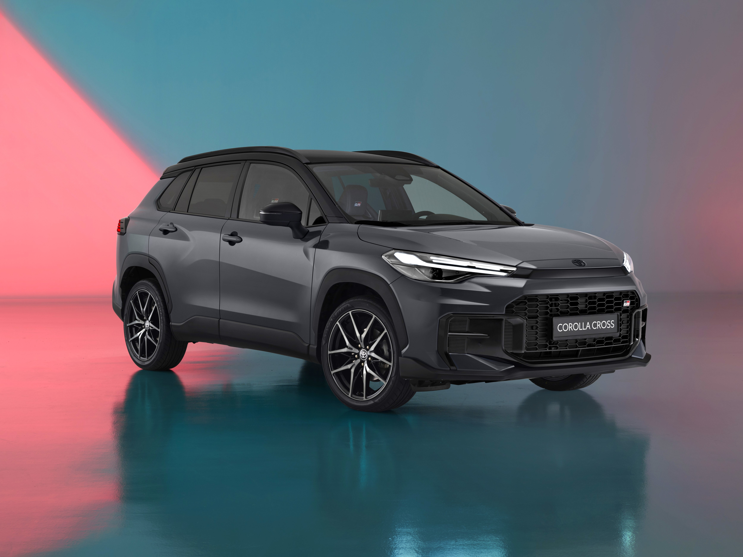 Vernieuwde Toyota Corolla Cross zet grote muil op en doet Volkswagen na
