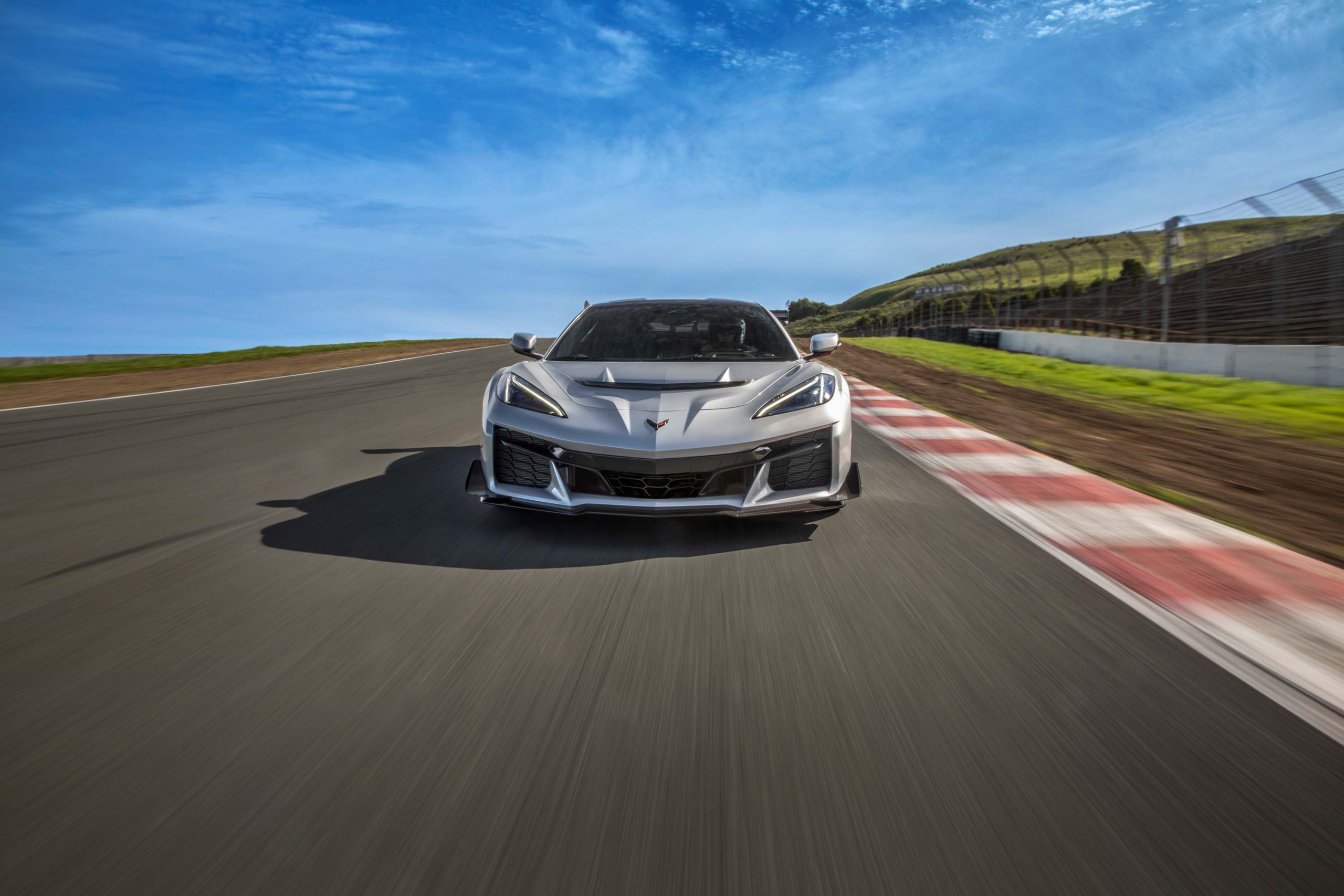 TEST: spotgoedkope Amerikaan daagt Europese hypercars uit