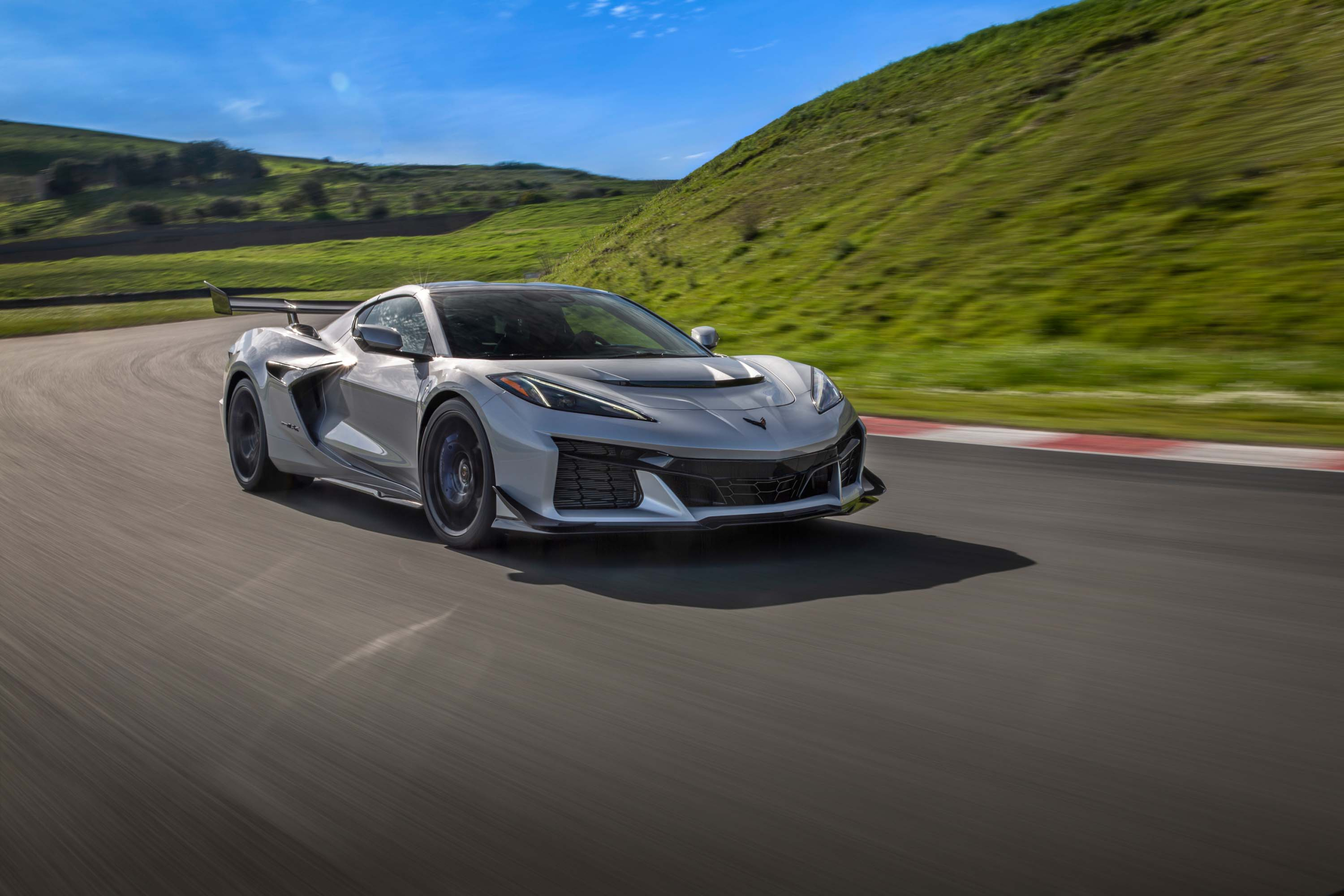 TEST: spotgoedkope Amerikaan daagt Europese hypercars uit