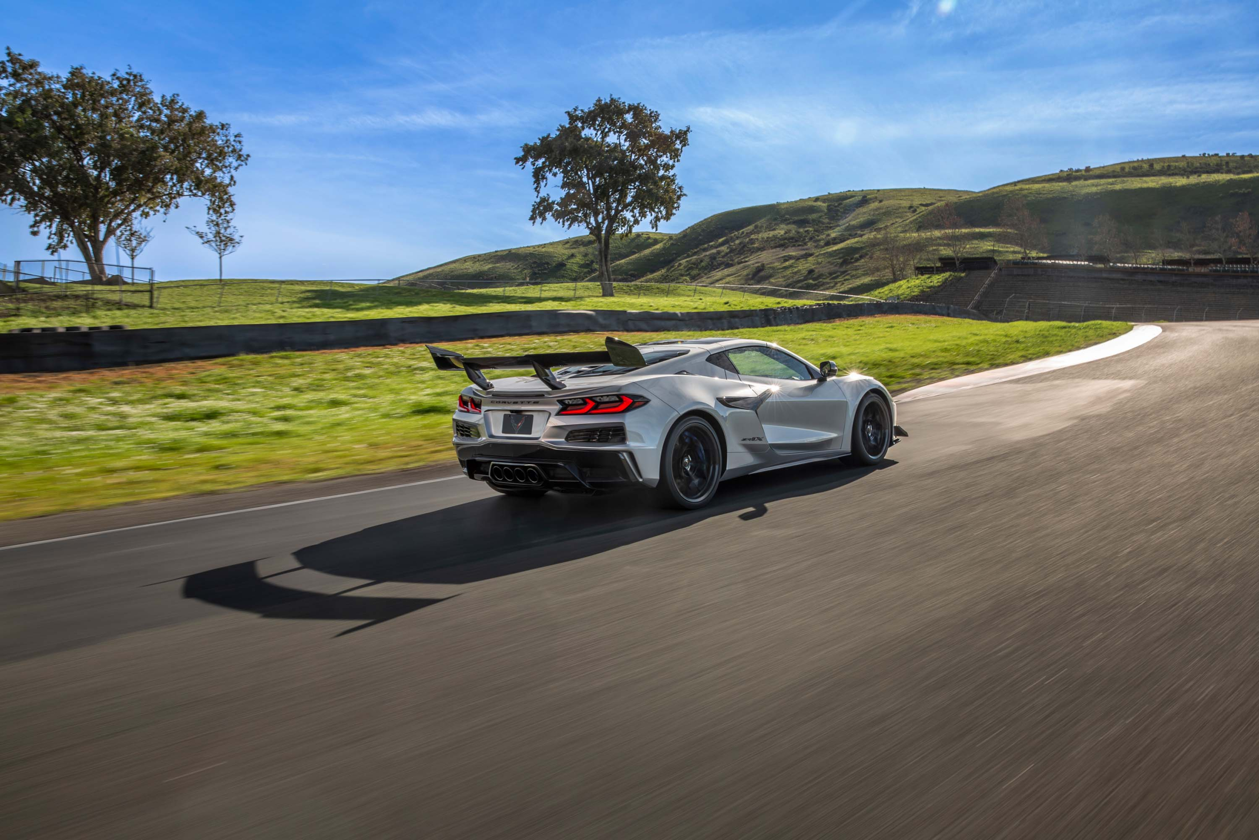 TEST: spotgoedkope Amerikaan daagt Europese hypercars uit