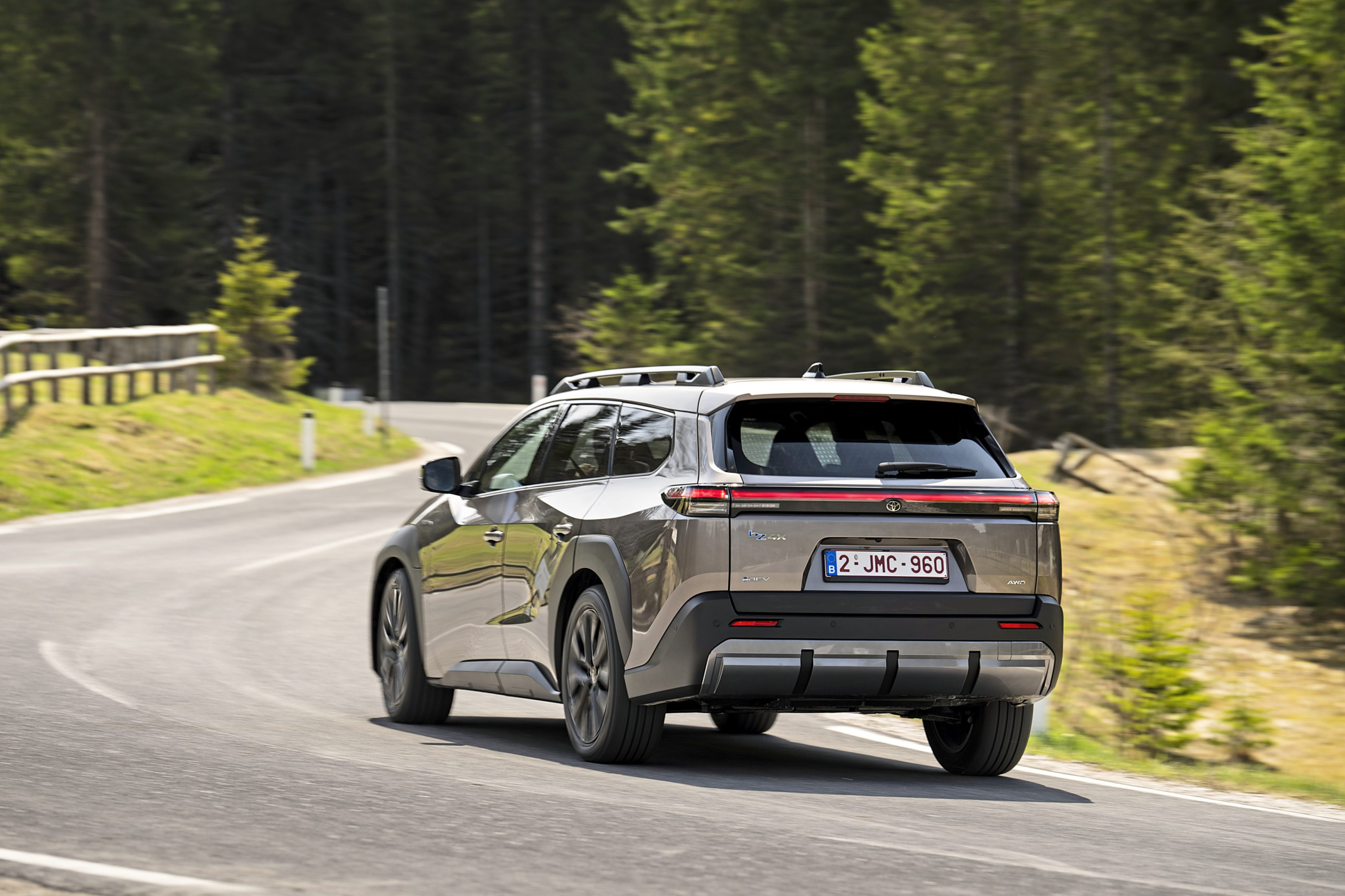 TEST - Deze Toyota gaat de strijd aan met de bestverkochte EV ter wereld