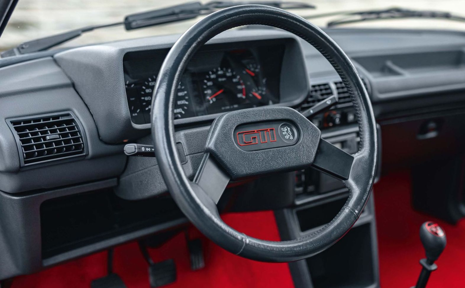 Waarom iemand krankzinnig veel geld heeft betaald voor deze Peugeot 205