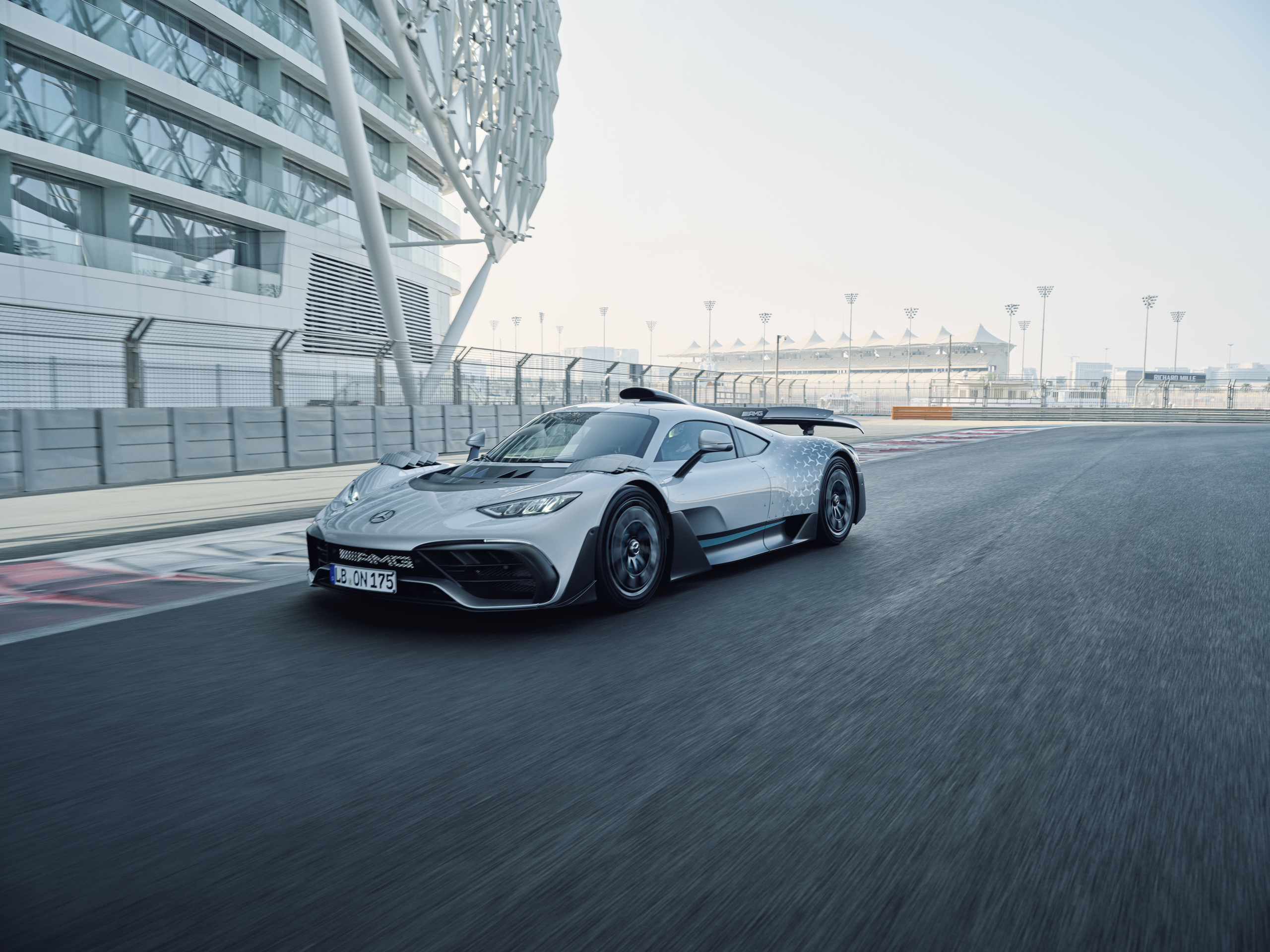 Het is maar goed dat de Mercedes-AMG One zo snel is. Want man, wat is-ie laat ...