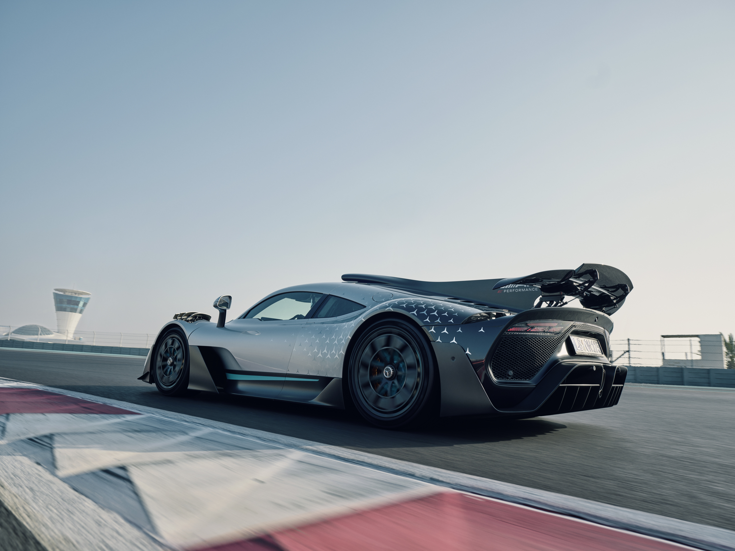Het is maar goed dat de Mercedes-AMG One zo snel is. Want man, wat is-ie laat ...