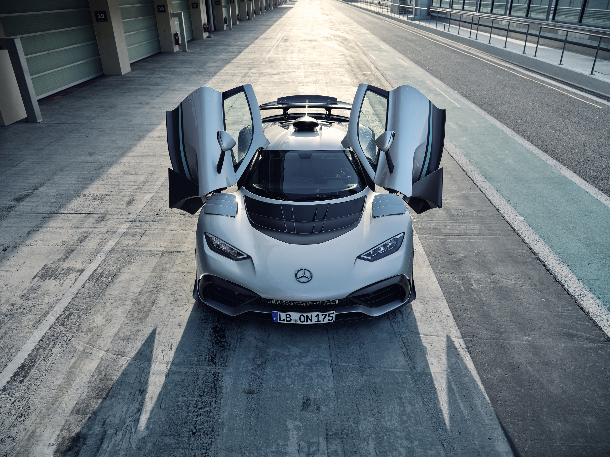Het is maar goed dat de Mercedes-AMG One zo snel is. Want man, wat is-ie laat ...