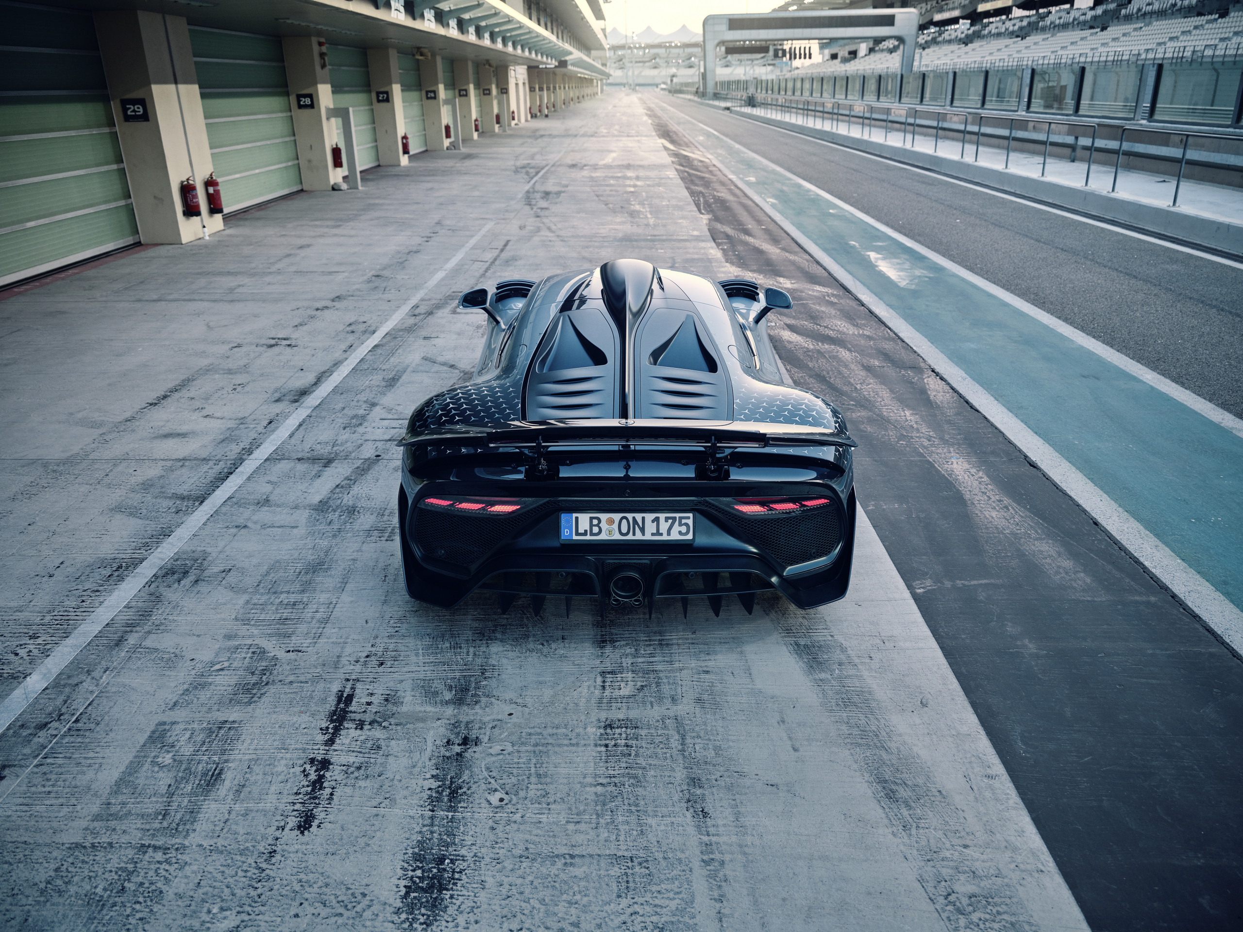 Het is maar goed dat de Mercedes-AMG One zo snel is. Want man, wat is-ie laat ...