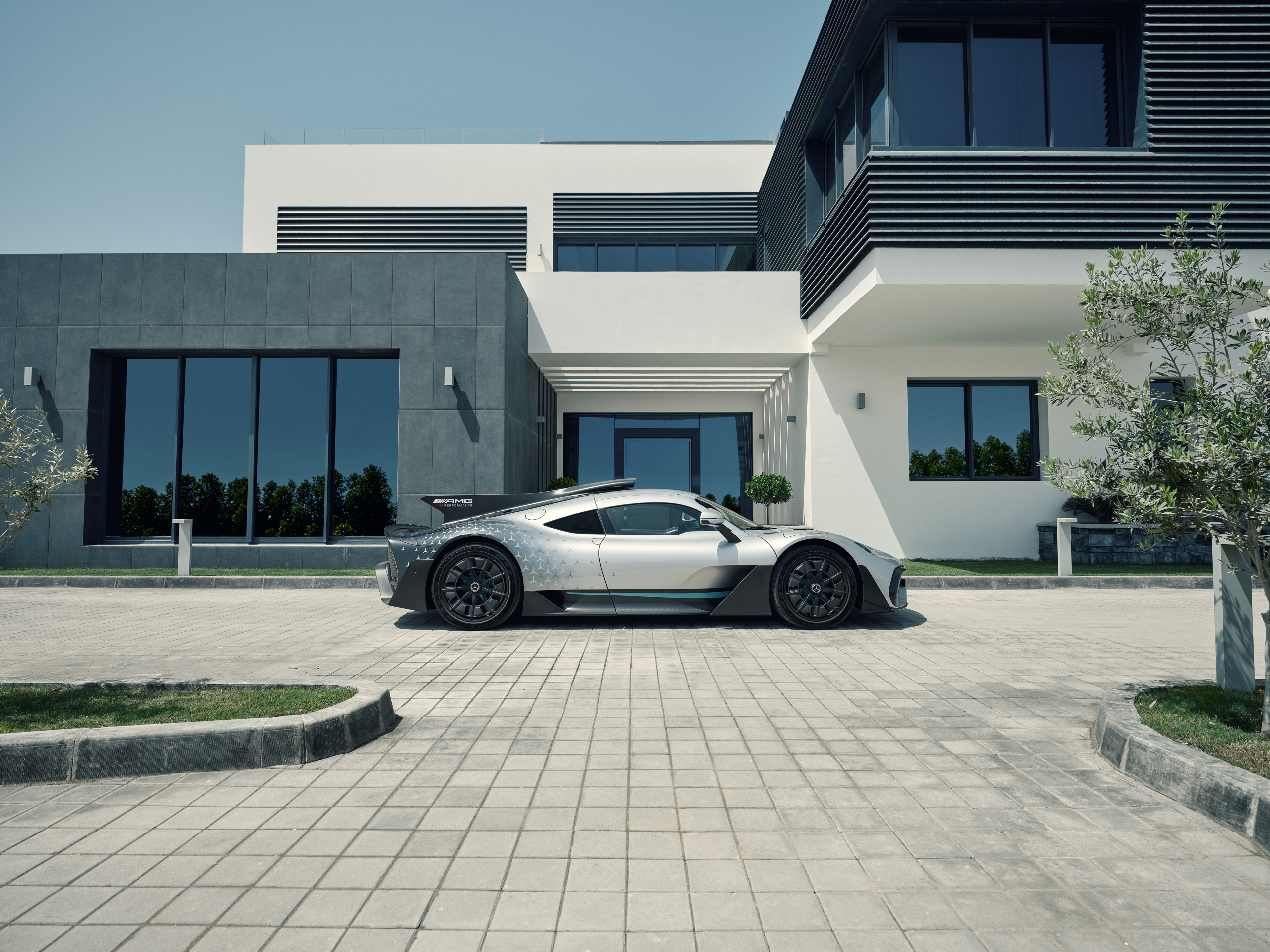 Het is maar goed dat de Mercedes-AMG One zo snel is. Want man, wat is-ie laat ...