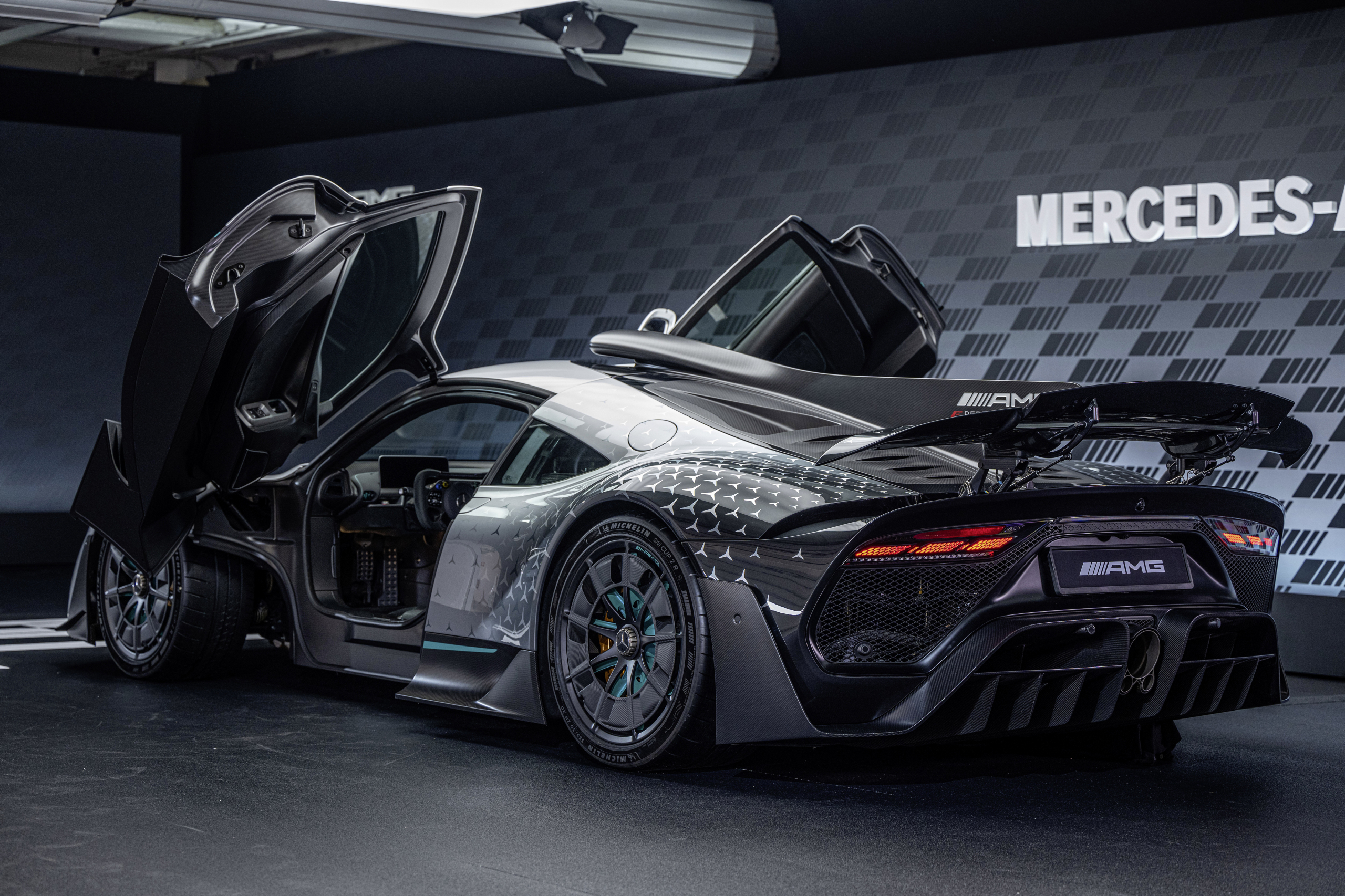 Het is maar goed dat de Mercedes-AMG One zo snel is. Want man, wat is-ie laat ...