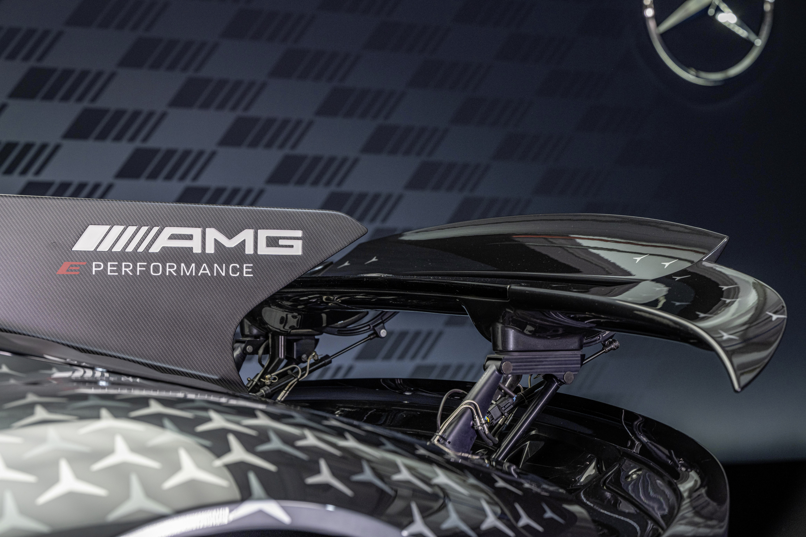 Het is maar goed dat de Mercedes-AMG One zo snel is. Want man, wat is-ie laat ...