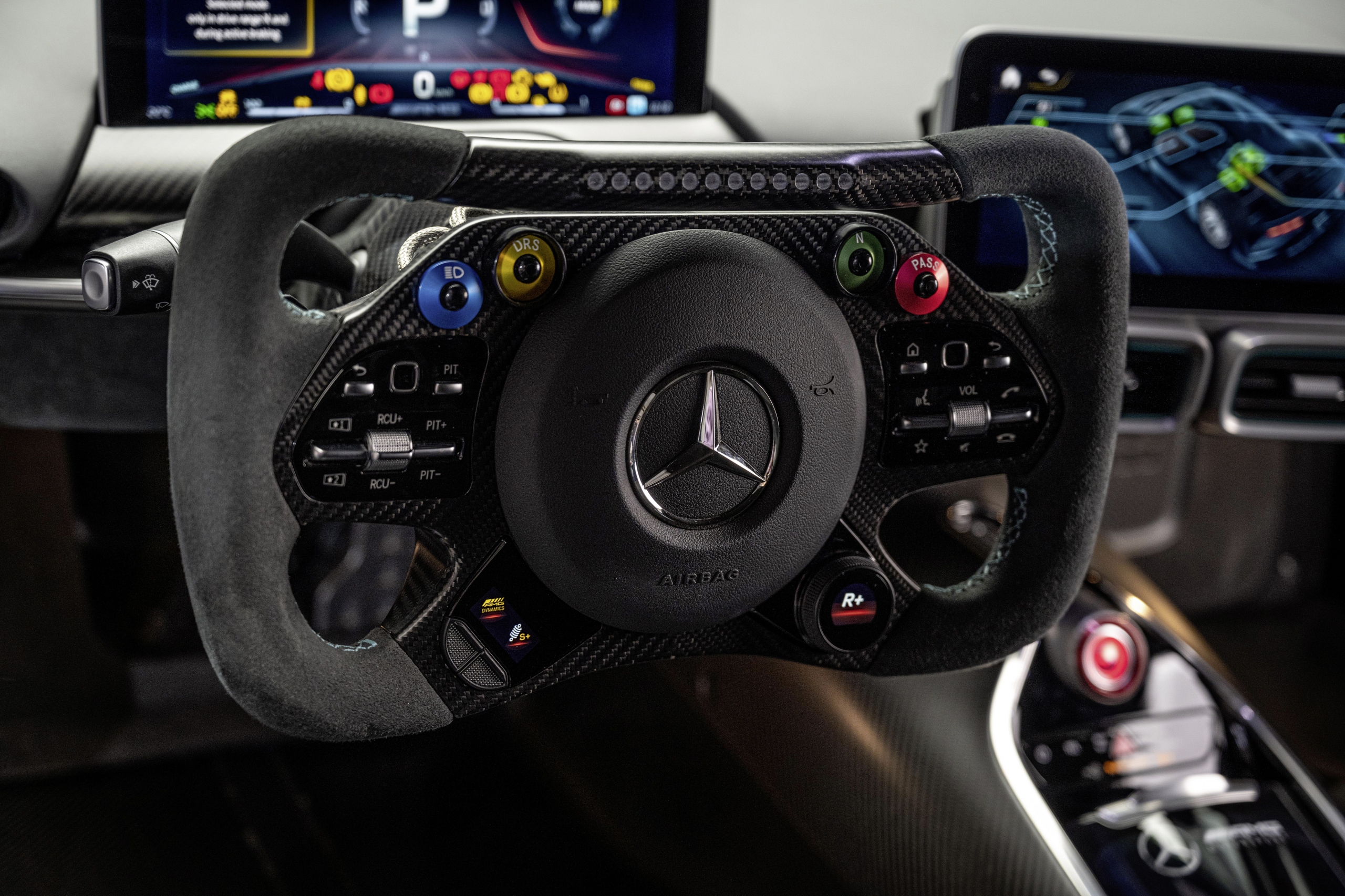 Het is maar goed dat de Mercedes-AMG One zo snel is. Want man, wat is-ie laat ...
