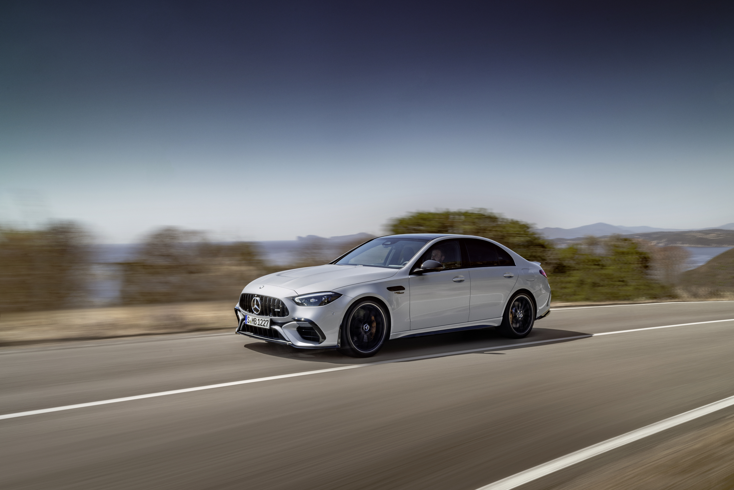 AMG geeft toe dat het de honger naar V8's onderschatte, maar komt met knotsgekke EV
