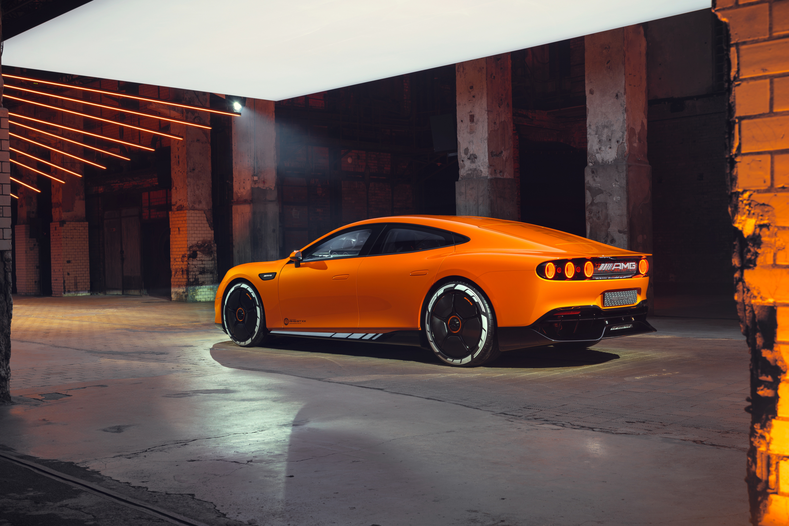 Mercedes-AMG Concept GT XX knalt heftige toekomst binnen - met vette knipoog naar vroeger