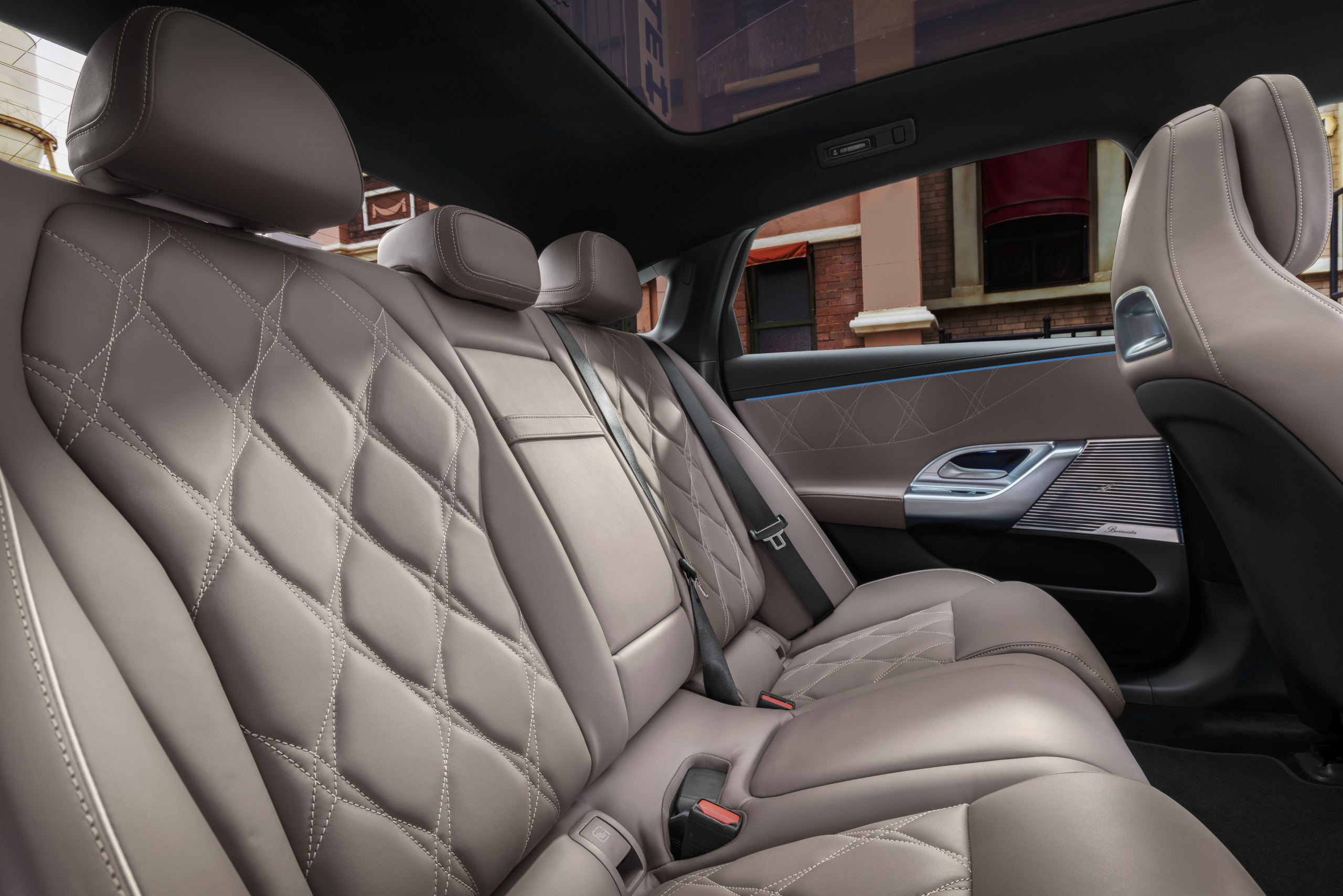 In deze Mercedes red je levens vanuit je luie stoel