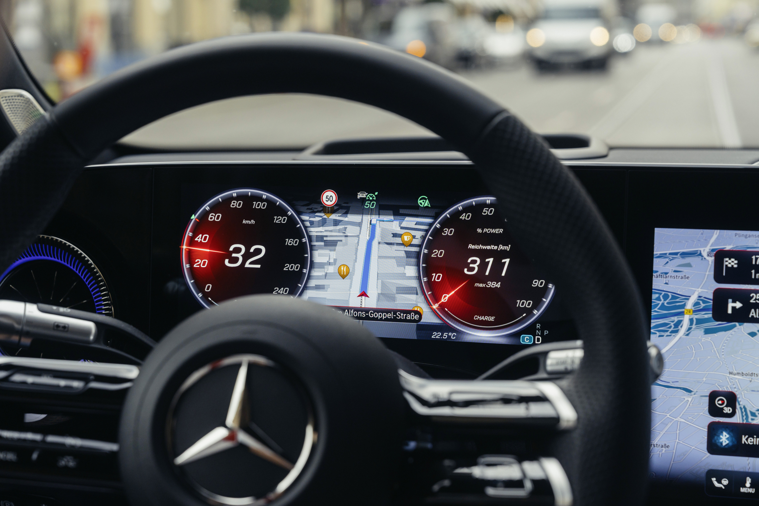 Mercedes troeft Tesla af met zelfrijdende auto, maar er zit een addertje onder het gras