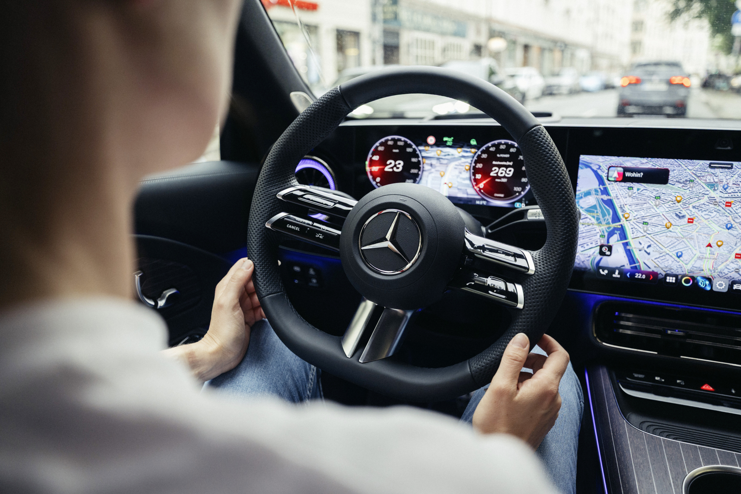 Mercedes troeft Tesla af met zelfrijdende auto, maar er zit een addertje onder het gras