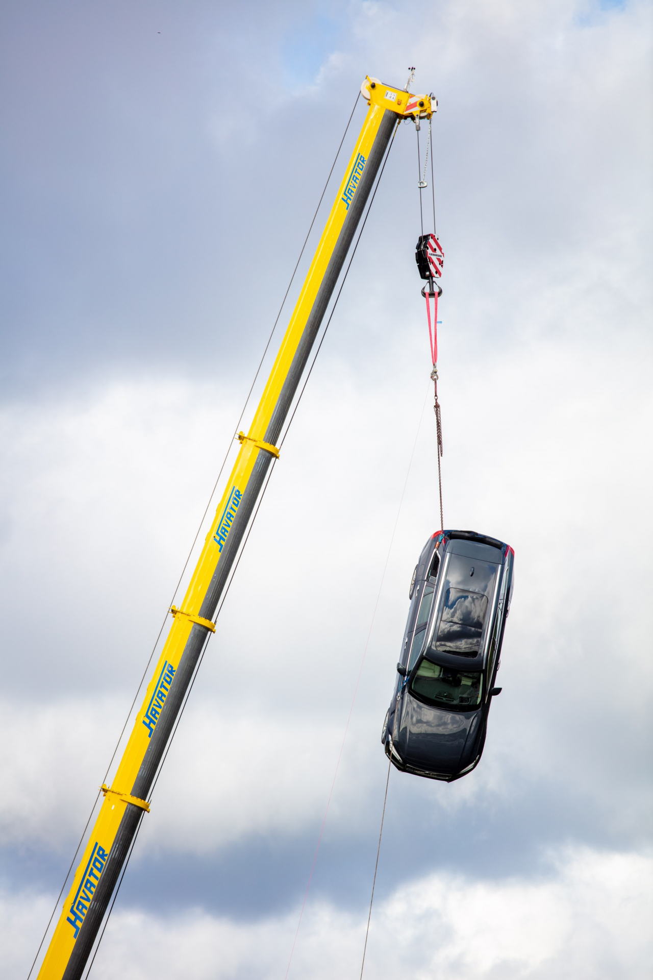 Waarom Volvo auto's van 30 meter hoogte naar beneden laat vallen?