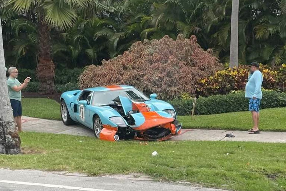 Amerikaan weet niet hoe handbak werkt, crasht zijn peperdure Ford GT