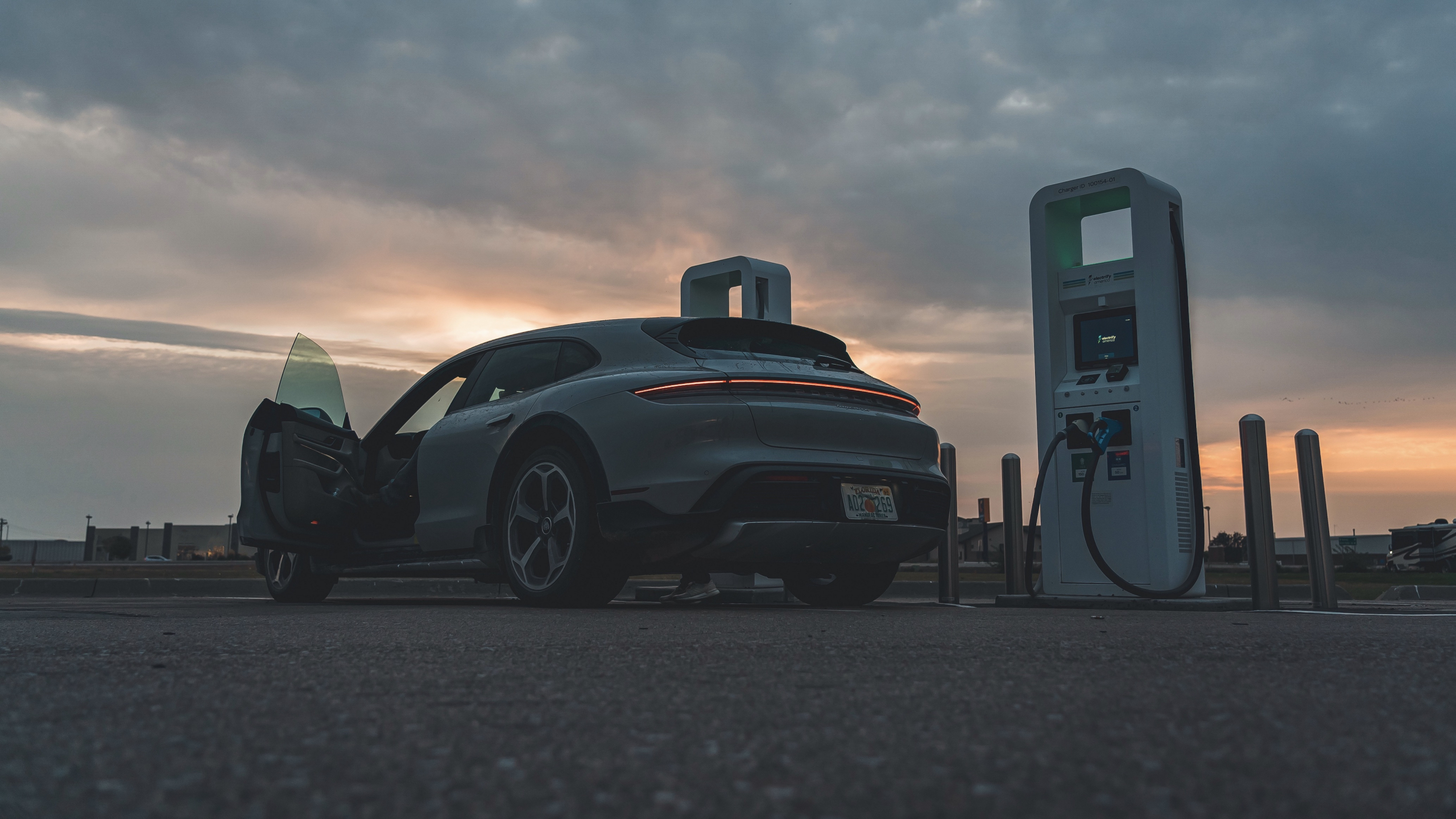 Porsche Taycan staat in het Guiness World Records-boek ... met een vrij nutteloos kunstje