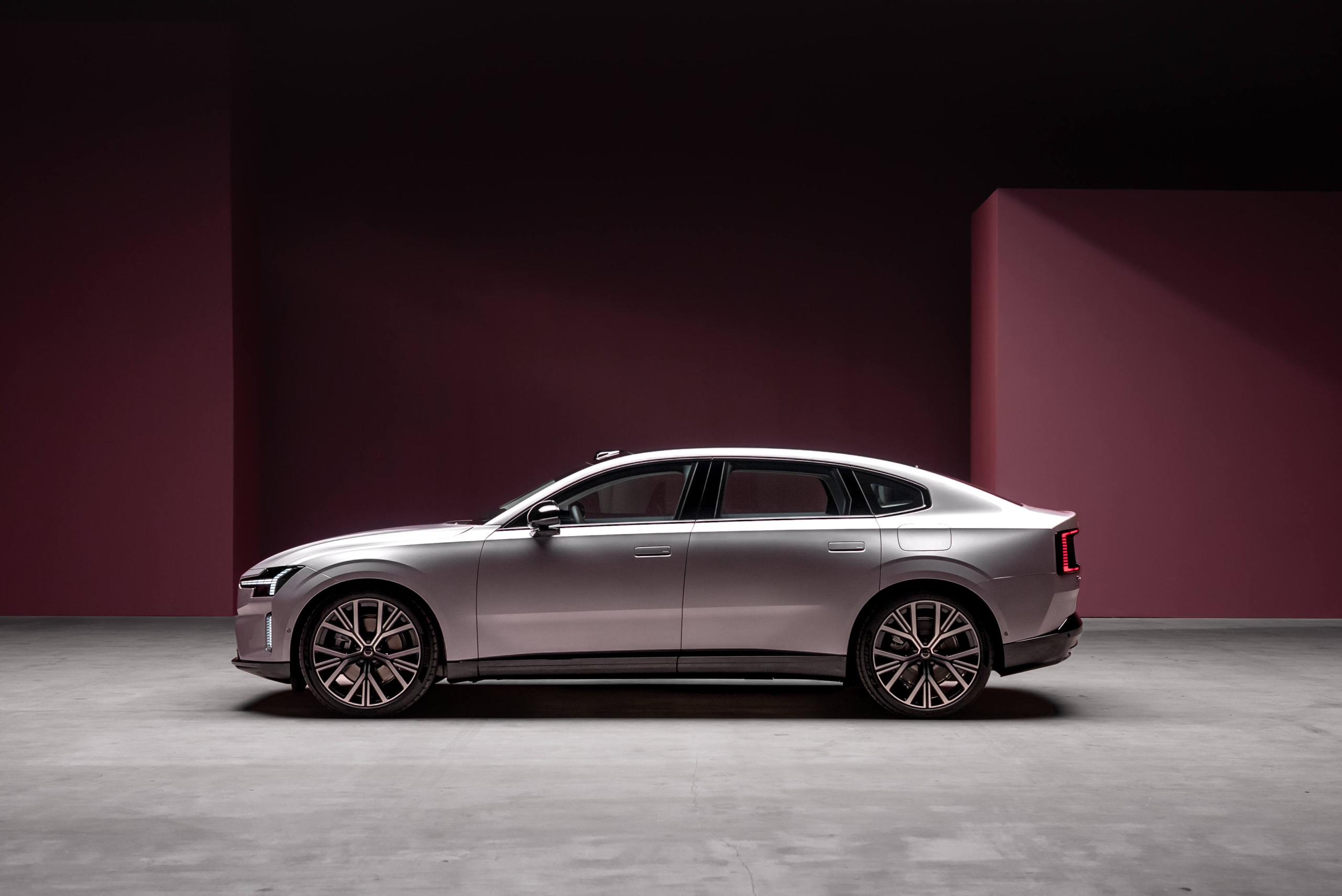 Volvo ES90 (2025): komt verder en laadt sneller dan andere Volvo-EV’s