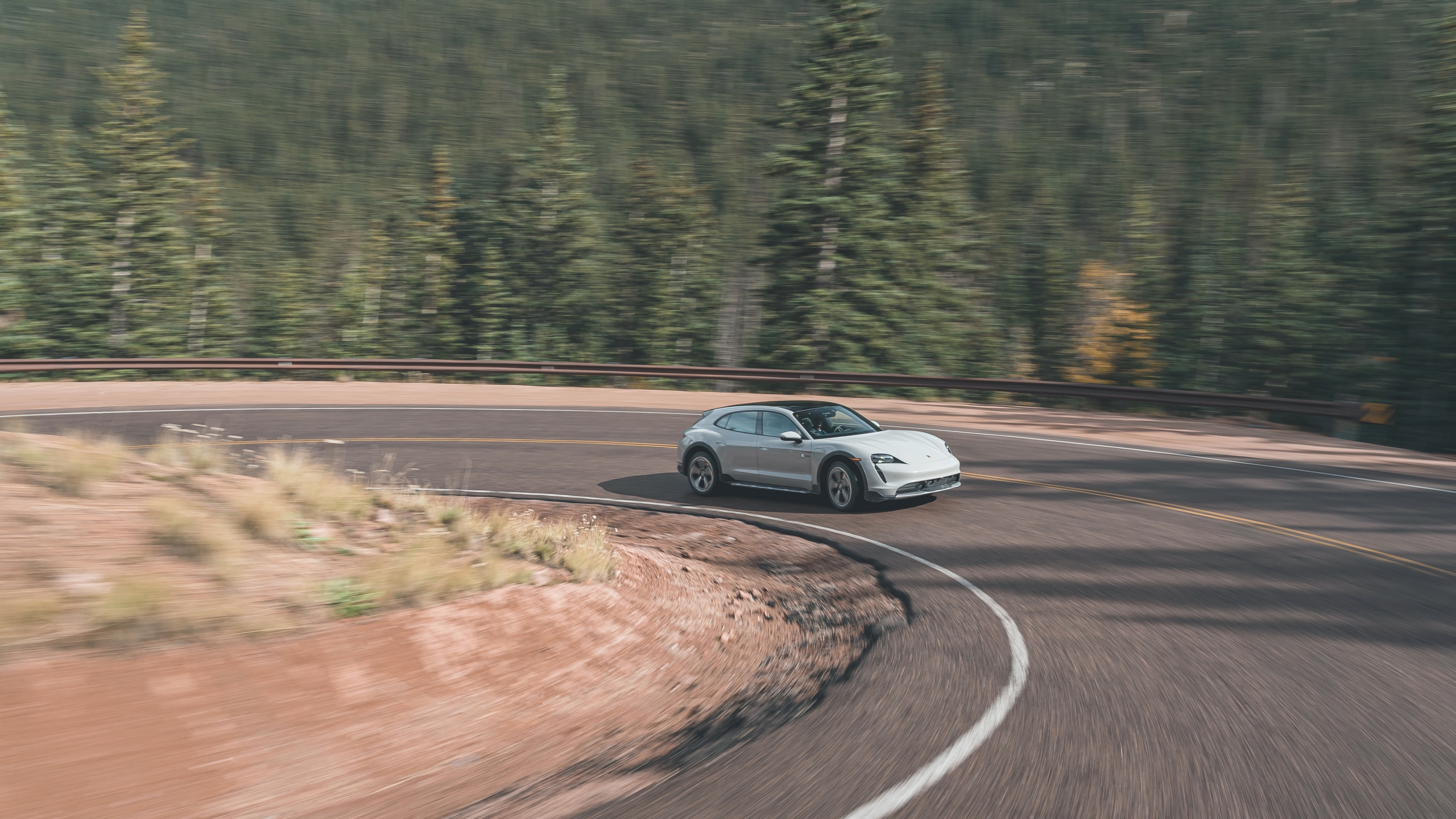 Porsche Taycan staat in het Guiness World Records-boek ... met een vrij nutteloos kunstje