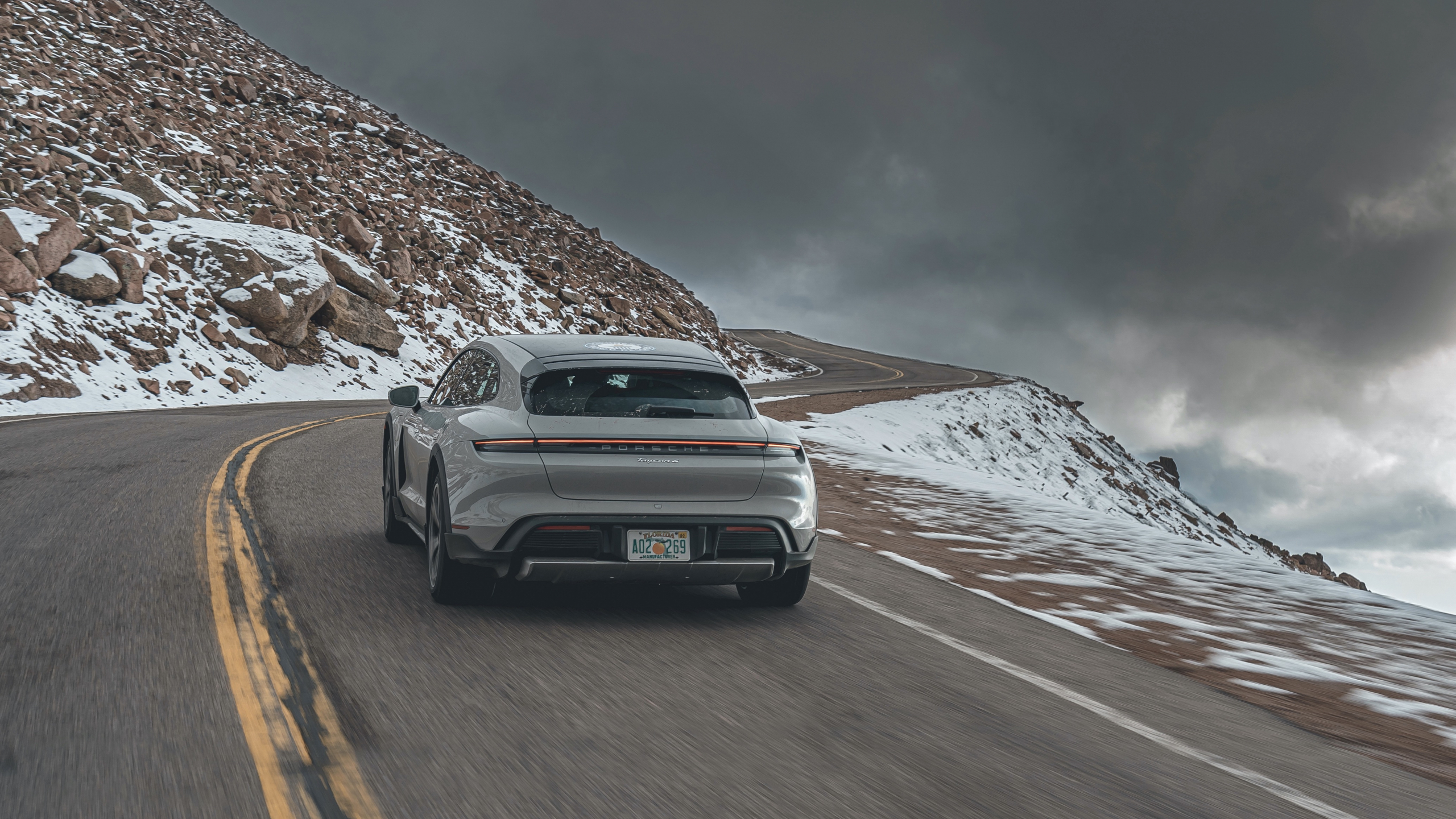 Porsche Taycan staat in het Guiness World Records-boek ... met een vrij nutteloos kunstje