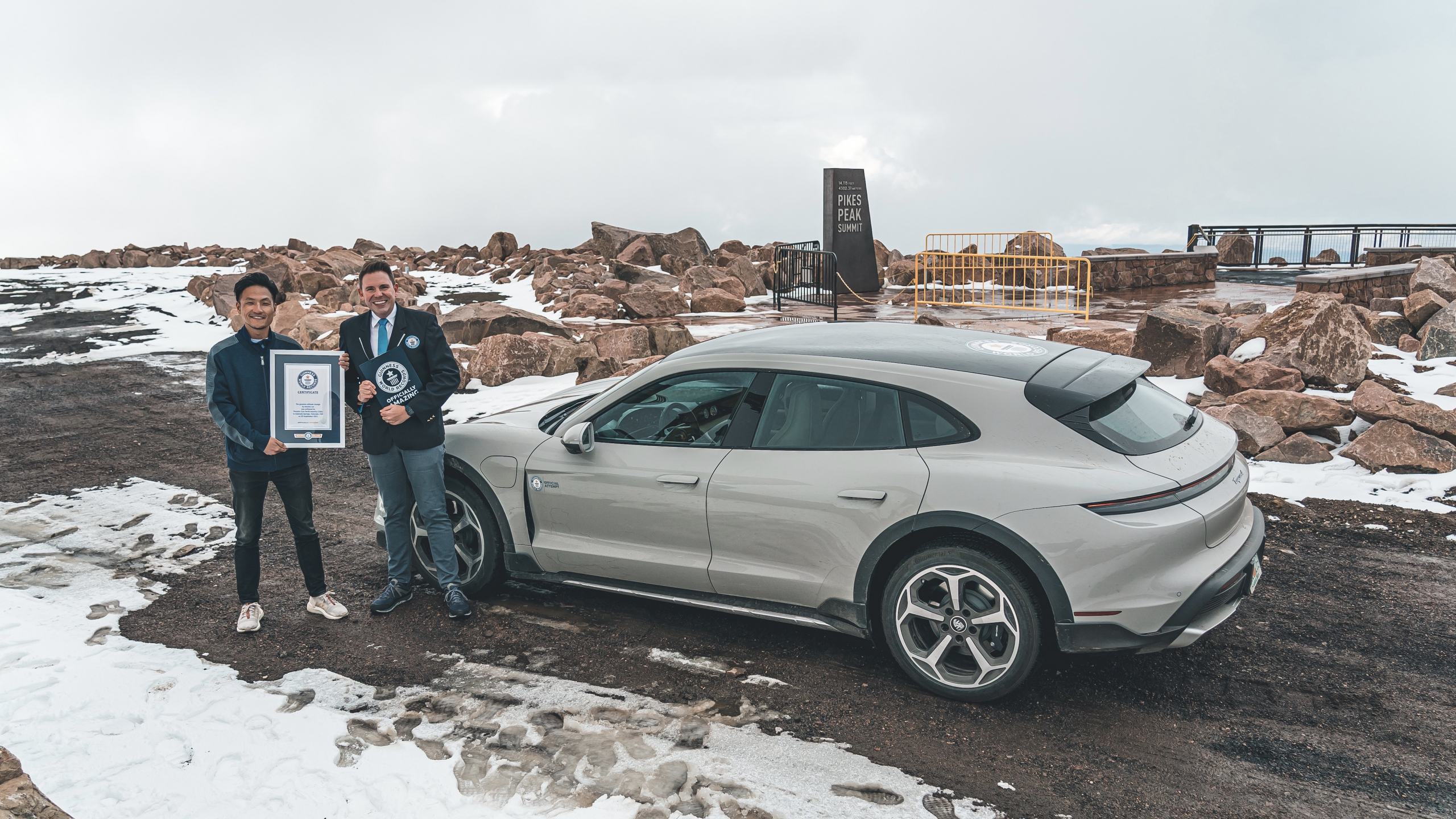 Porsche Taycan staat in het Guiness World Records-boek ... met een vrij nutteloos kunstje