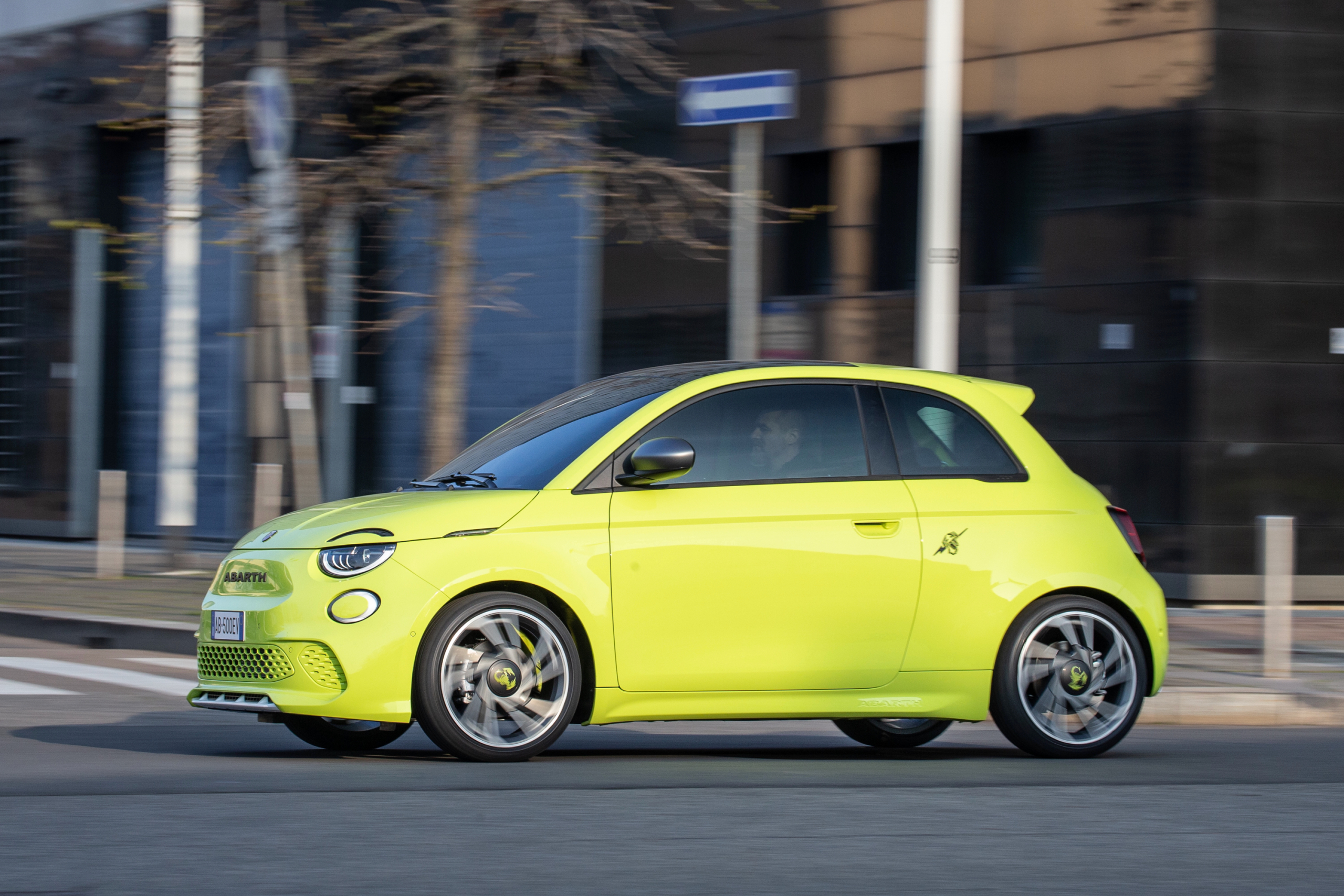 Waarom je opeens 7500 euro goedkoper uit bent met de elektrische Abarth 500e