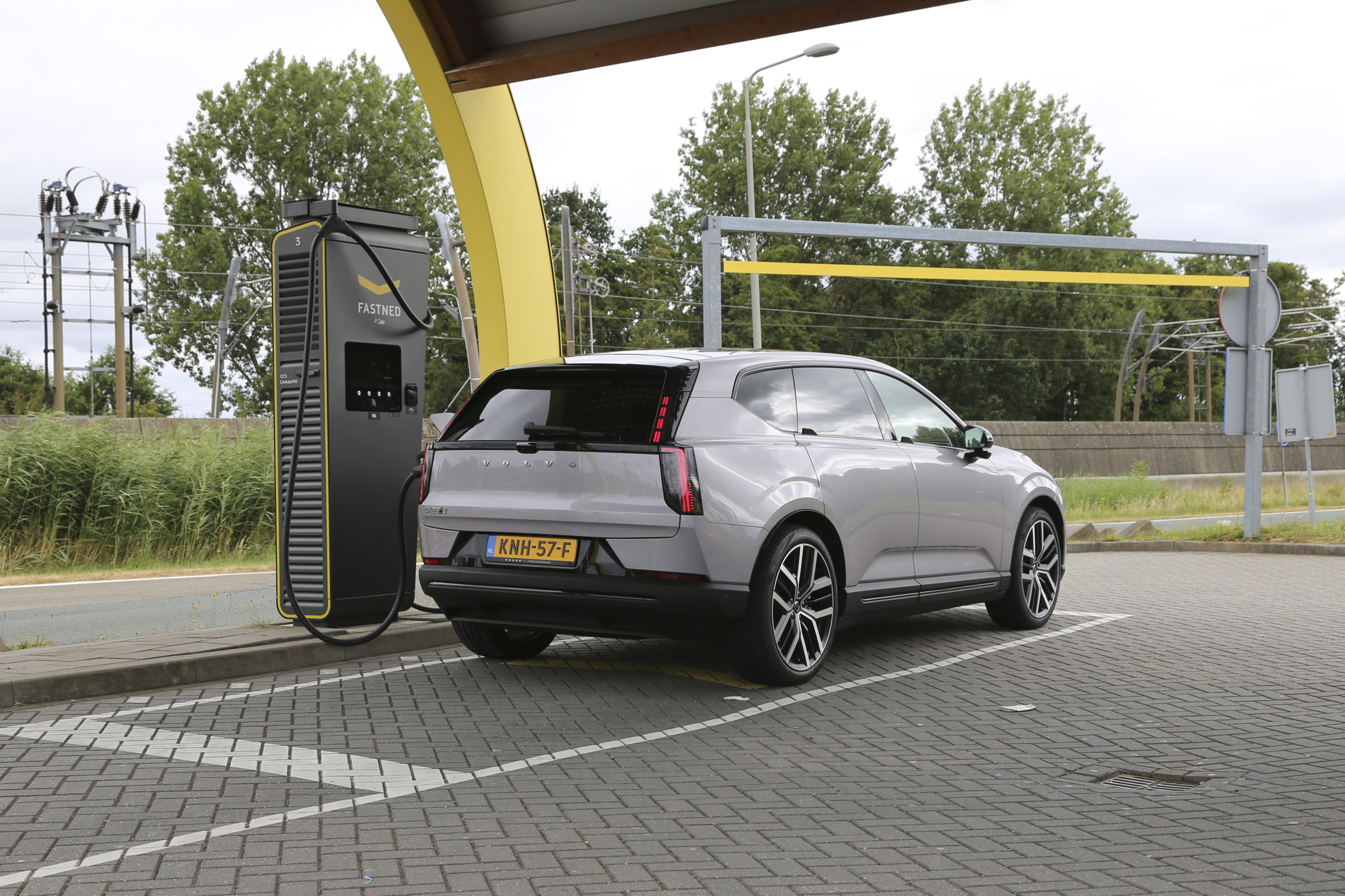 Volvo EX60 laadt sneller met 370 kW dan BMW iX3 met 400 kW