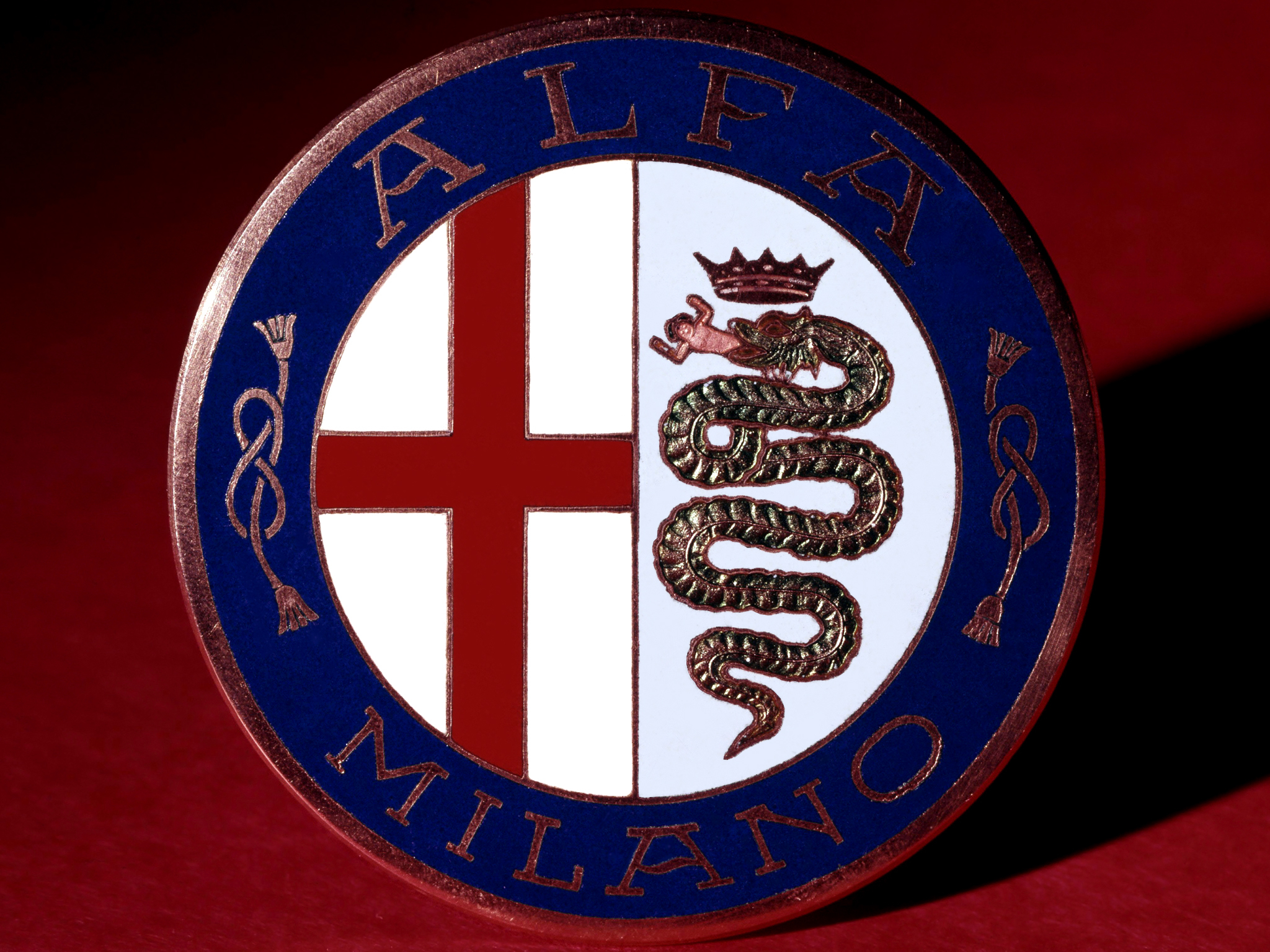 Wat betekent het Alfa Romeo-logo? Eet die slang echt een mannetje op?