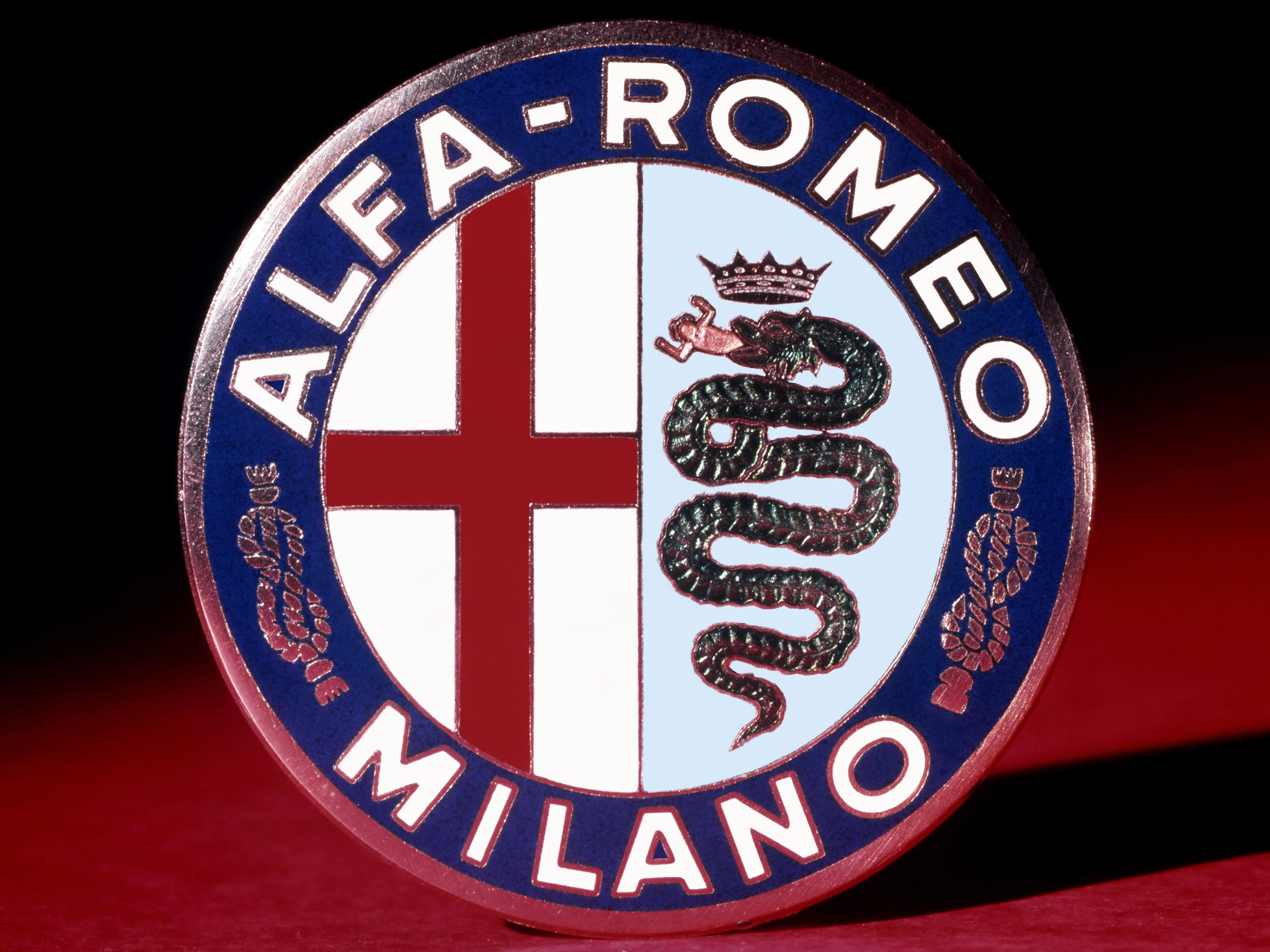 Wat betekent het Alfa Romeo-logo? Eet die slang echt een mannetje op?