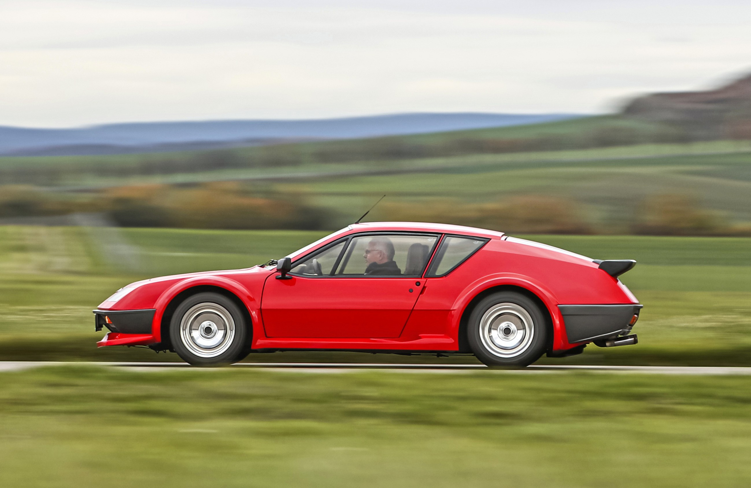 Voordat Ferrari een volgende elektrische auto ontwerpt, moet het even met dit merk bellen
