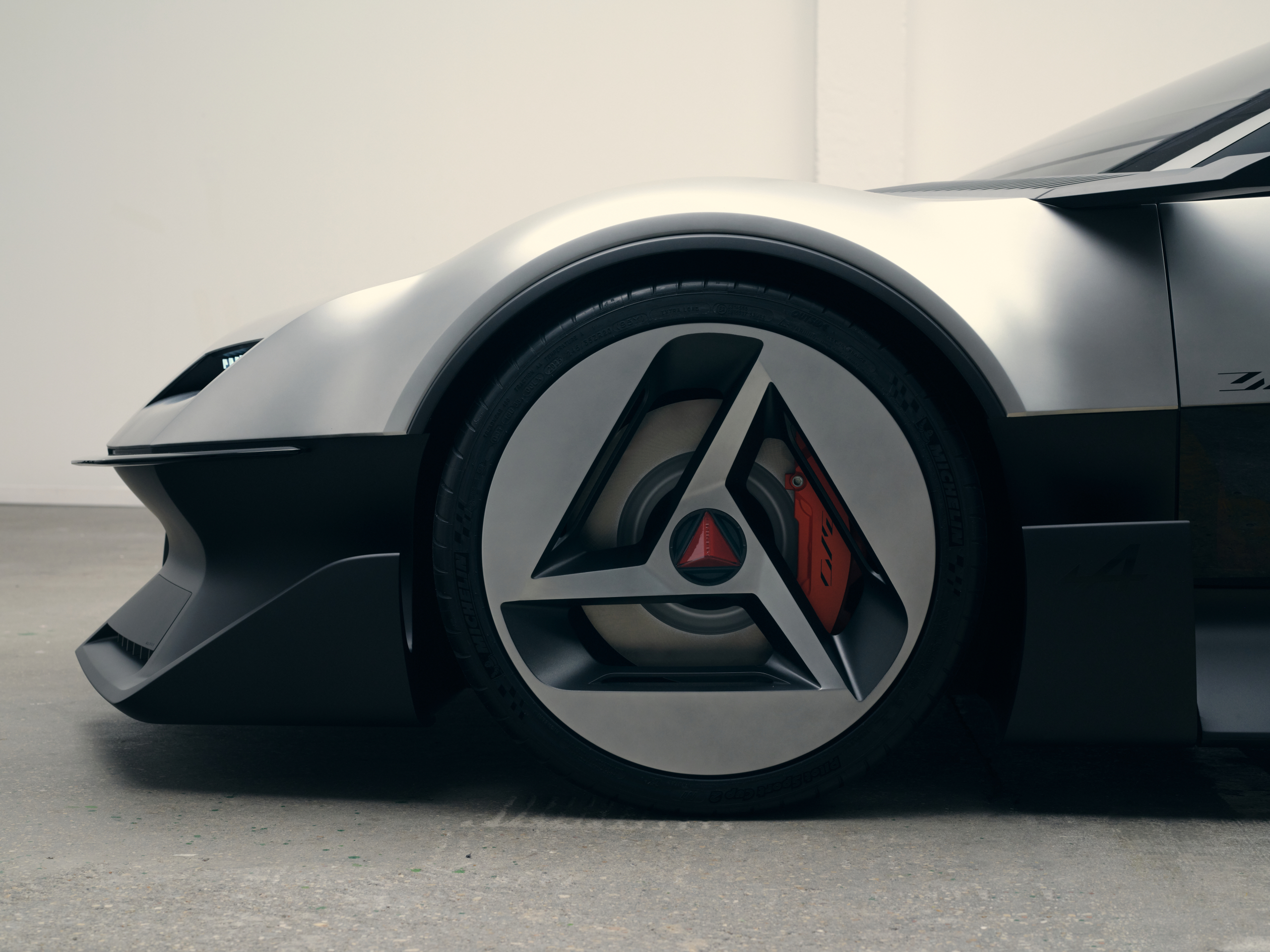 Voordat Ferrari een volgende elektrische auto ontwerpt, moet het even met dit merk bellen