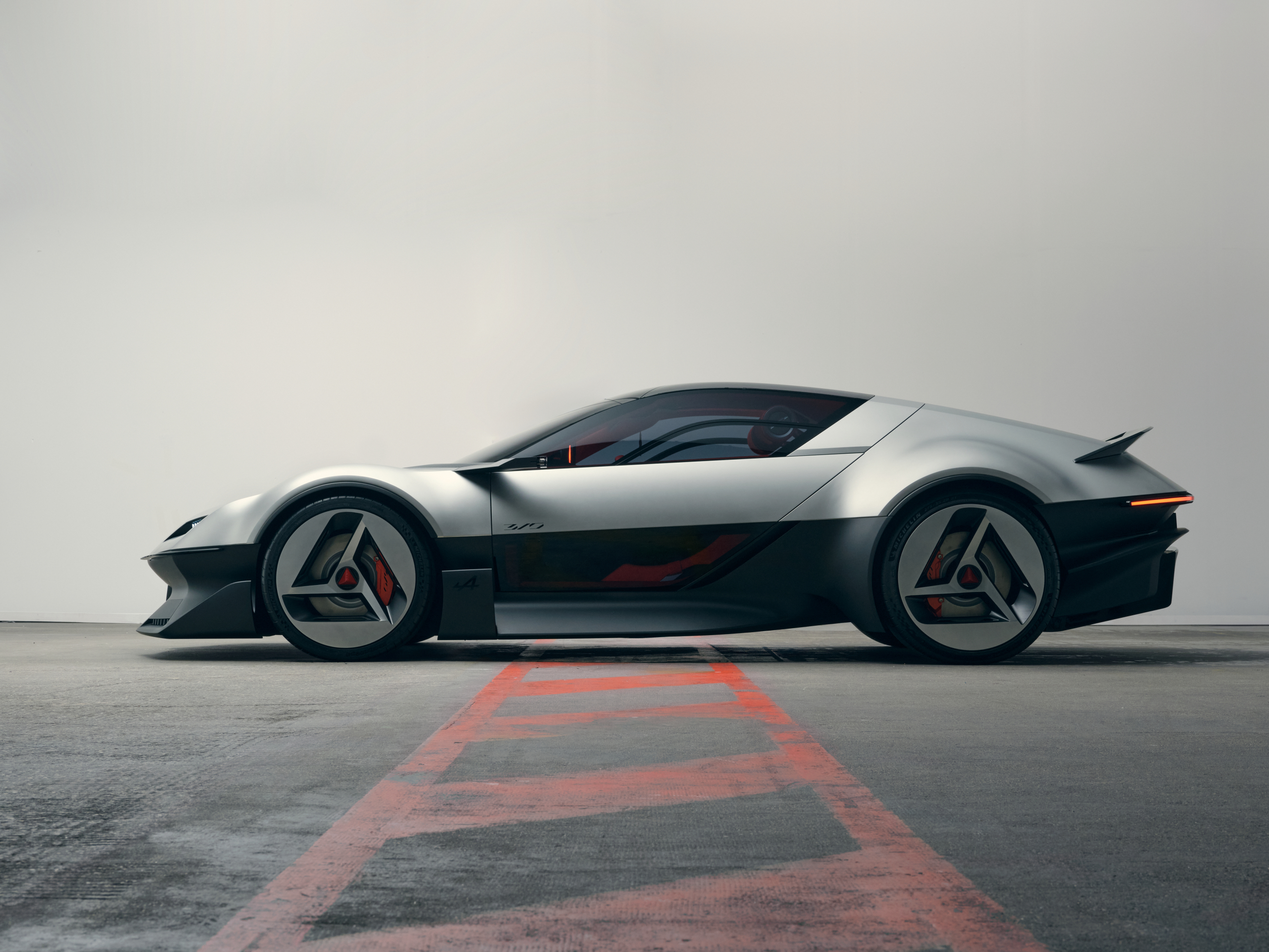 Voordat Ferrari een volgende elektrische auto ontwerpt, moet het even met dit merk bellen