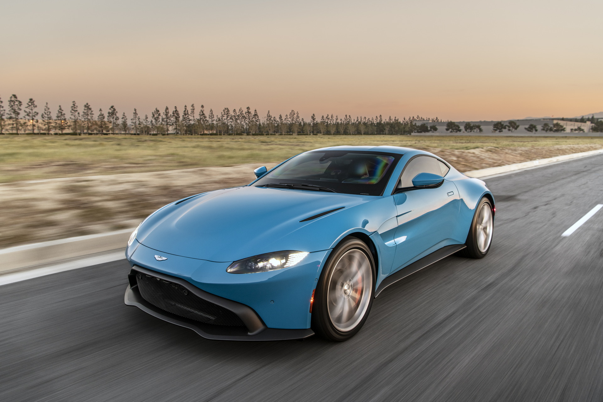 Deze gepantserde Aston Martin Vantage heeft echte James Bond-gadgets