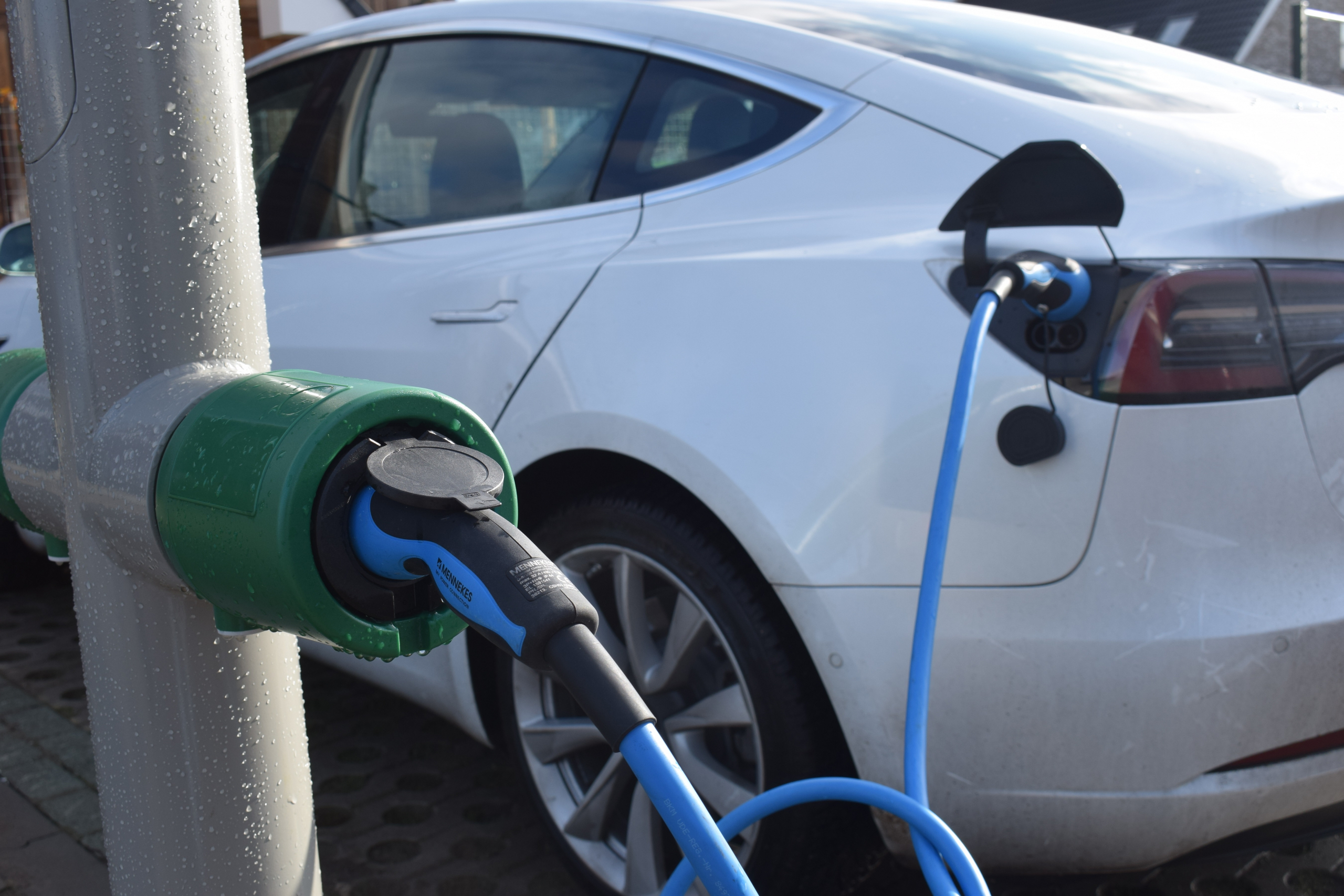 Elektrische auto thuis opladen is geld weggooien