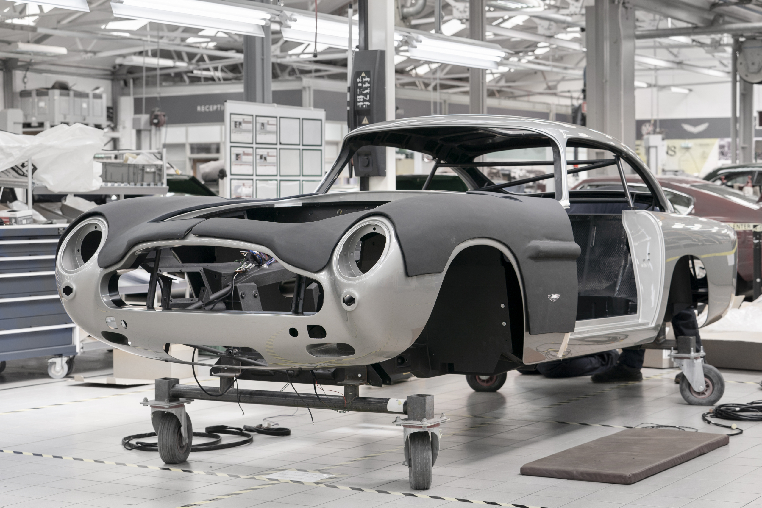 Aston Martin DB5 weer in productie, compleet met James Bond-gadgets