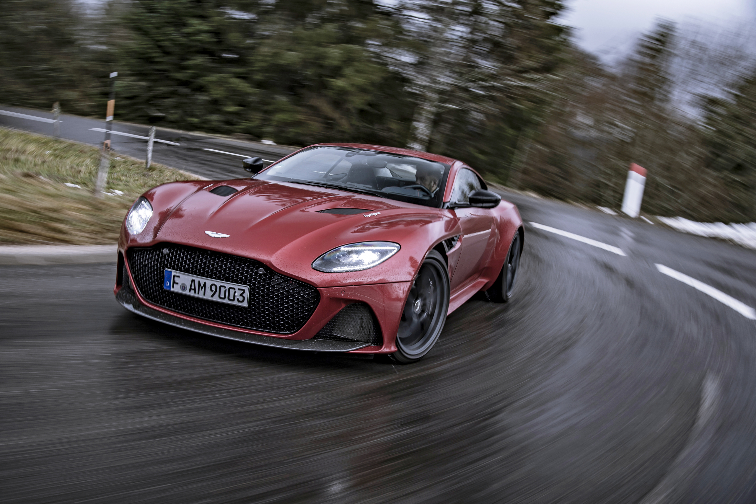 Race tegen de zon in een Aston Martin DBS Superleggera