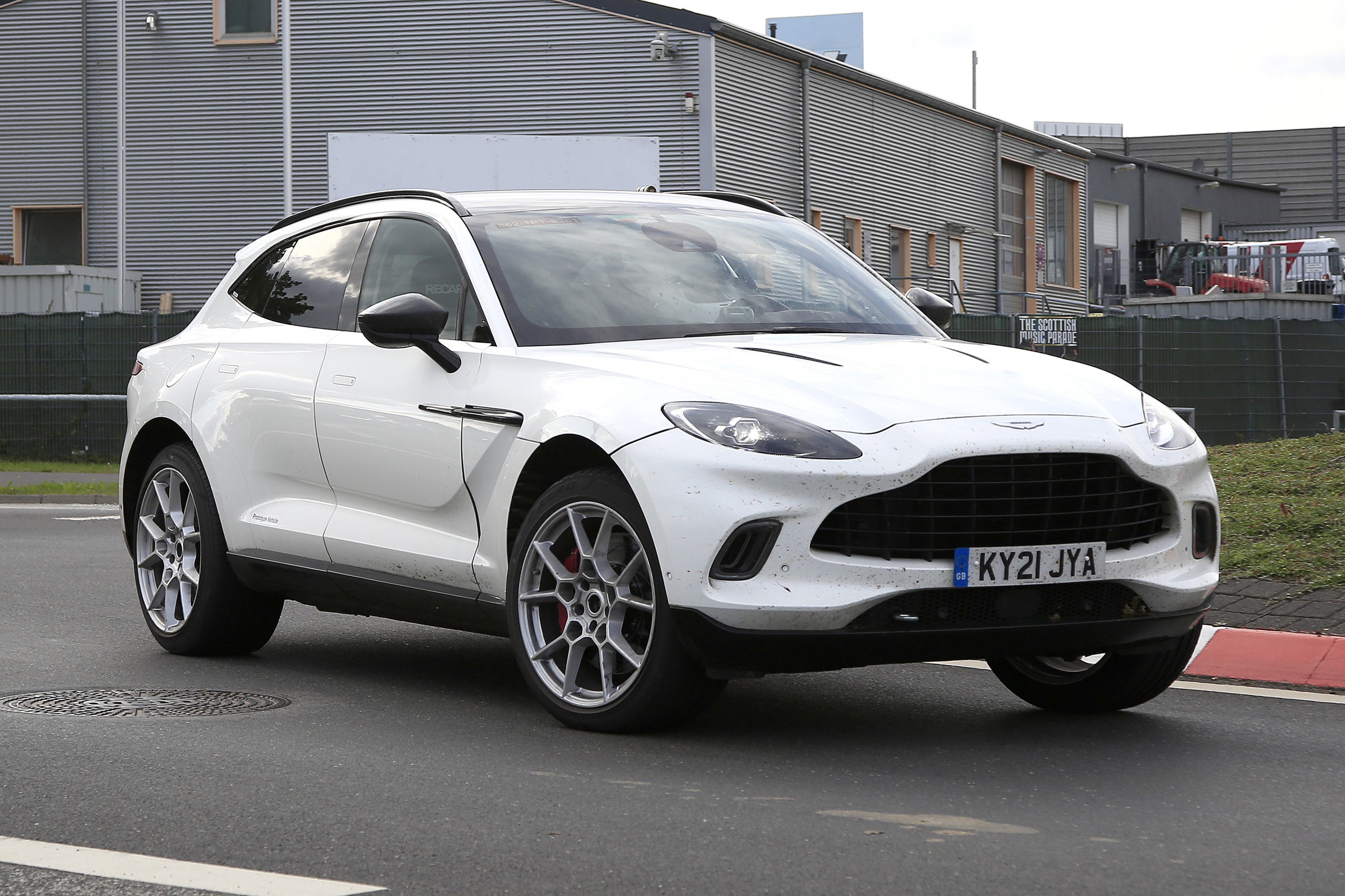 De Aston Martin DBX Hybrid spaart het milieu met 800 pk