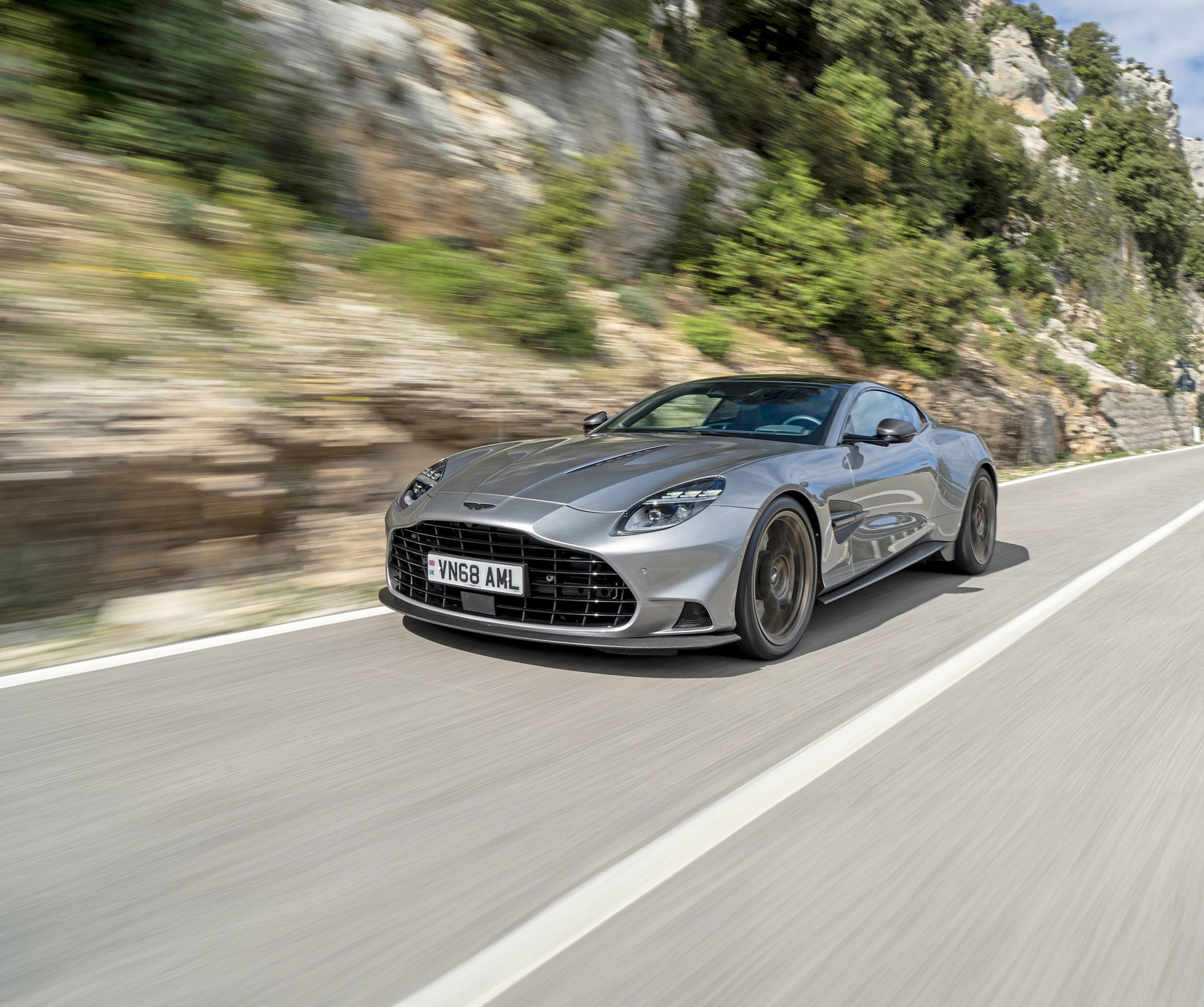 Aston Martin Vanquish (2025) test: elegante Brit laat zelfs Ferrari zweten