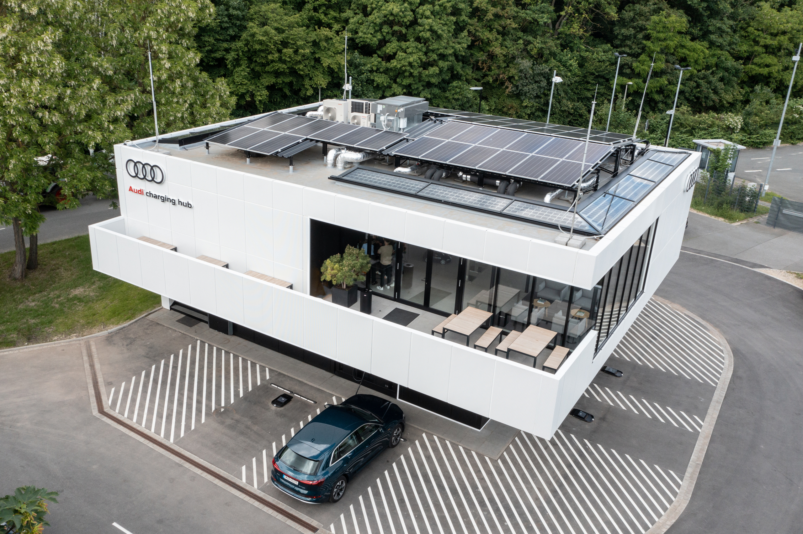 Elektrisch rijden zonder eigen laadpaal? Dit Audi-gebouw biedt de oplossing