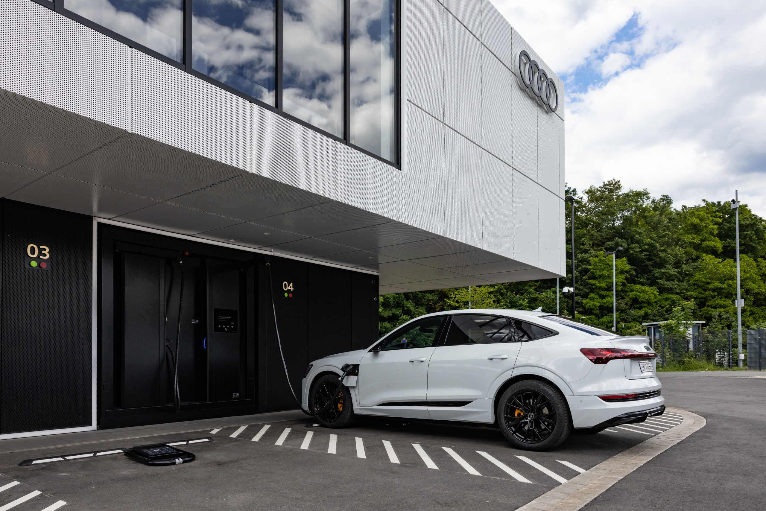 Elektrisch rijden zonder eigen laadpaal? Dit Audi-gebouw biedt de oplossing