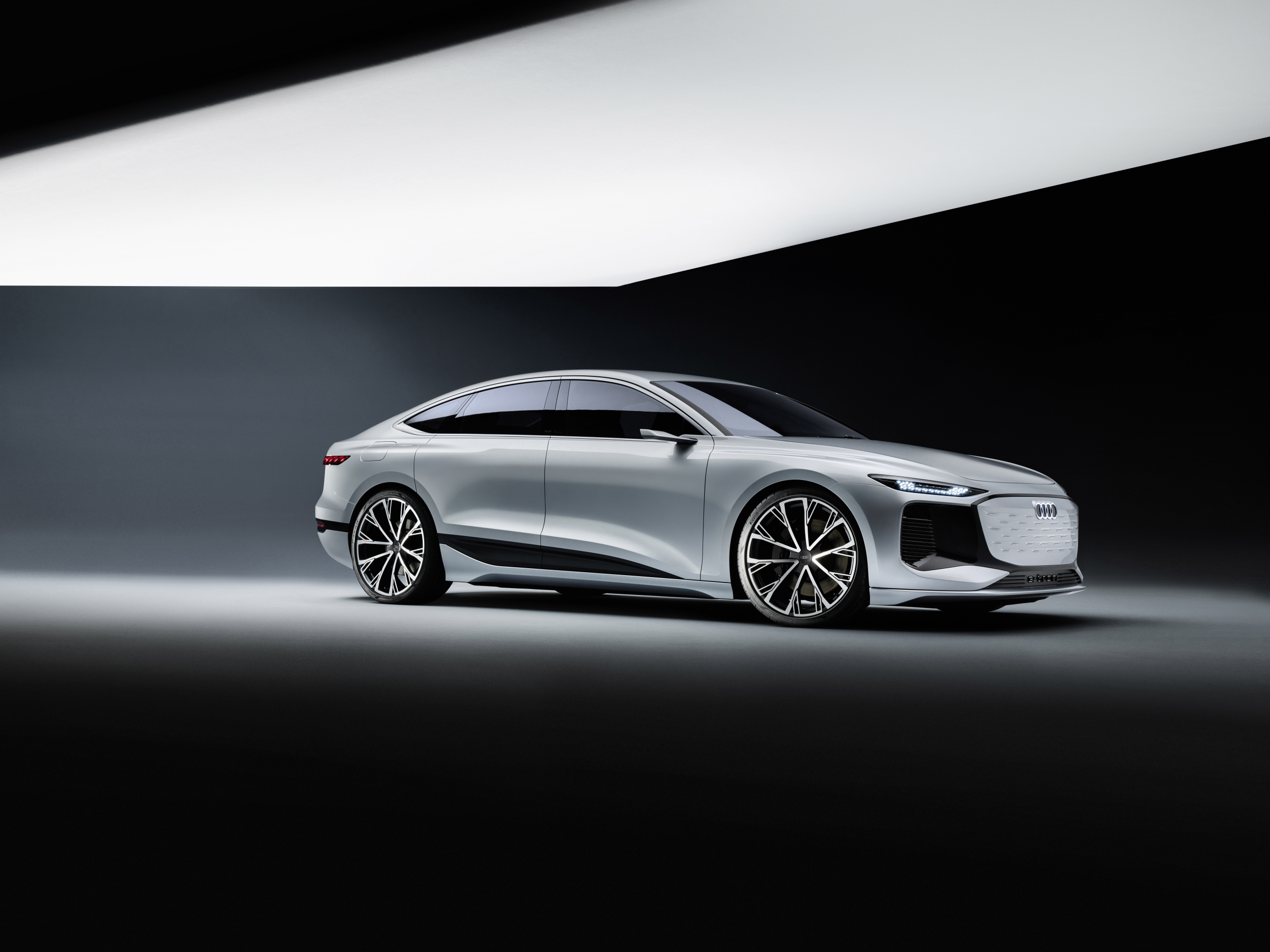 Elektrische Audi A6 E-Tron Concept projecteert videogames op de muur