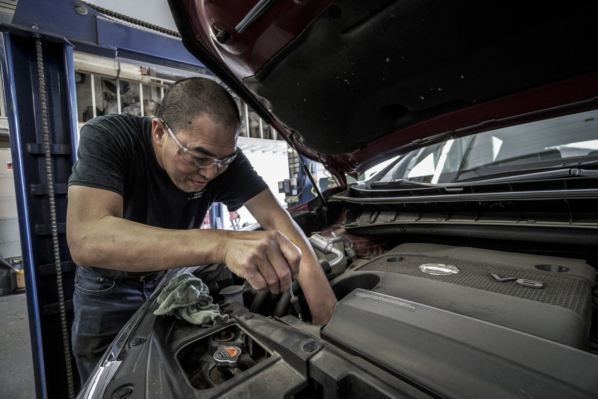 Tweedehands auto kopen tips: onderhandelen bij de dealer. Deze 7 extra’s kun je eisen