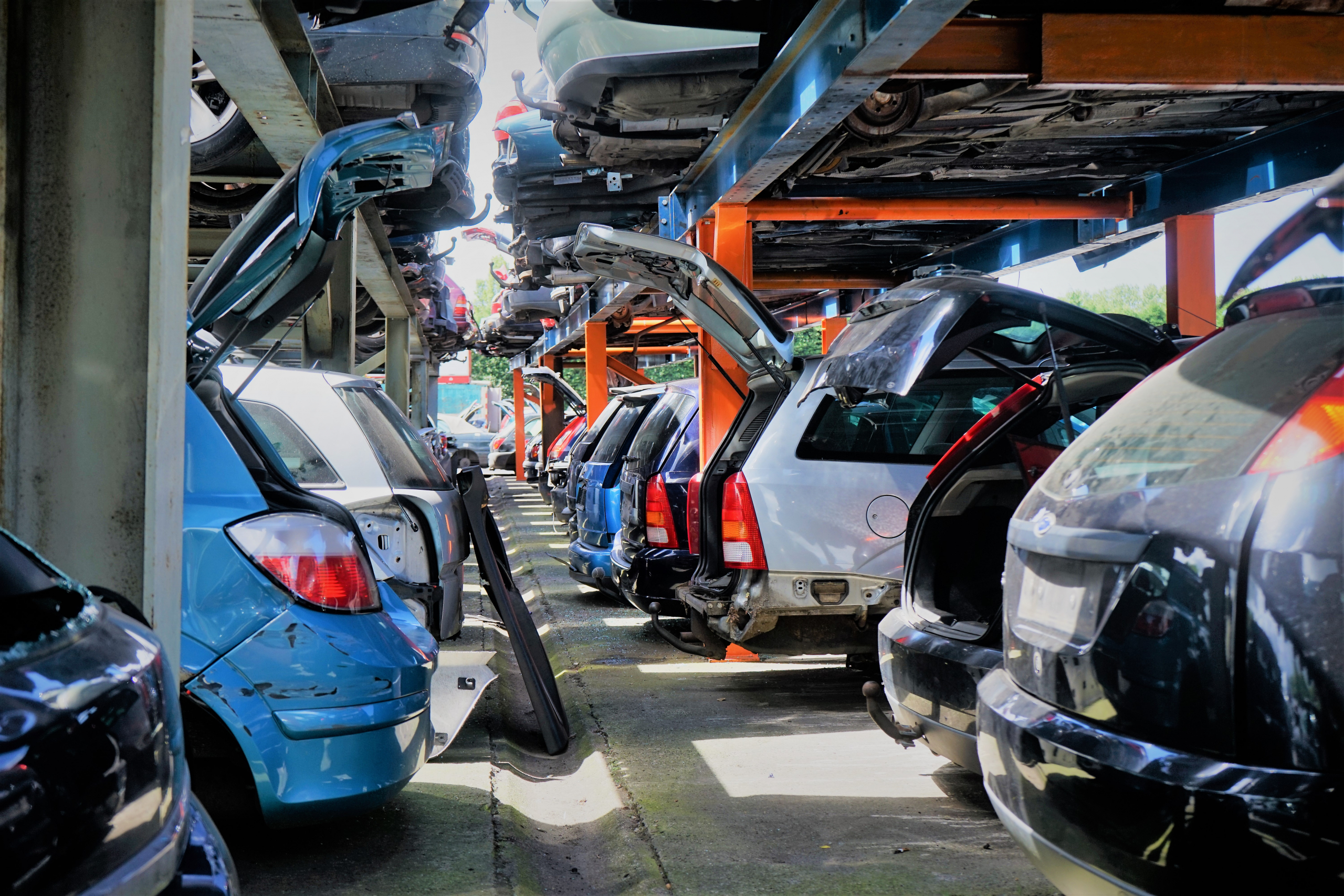 Bavo kijkt zijn ogen uit op de autosloperij