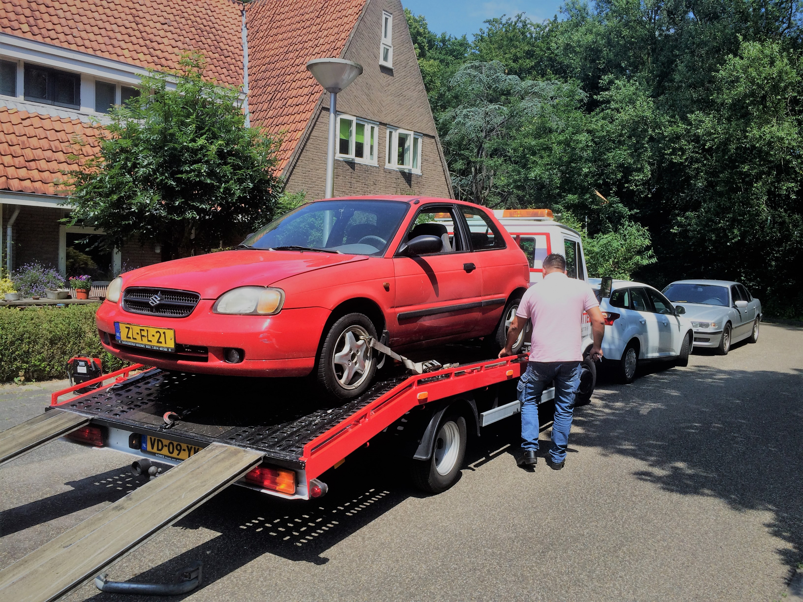 Bavo kijkt zijn ogen uit op de autosloperij